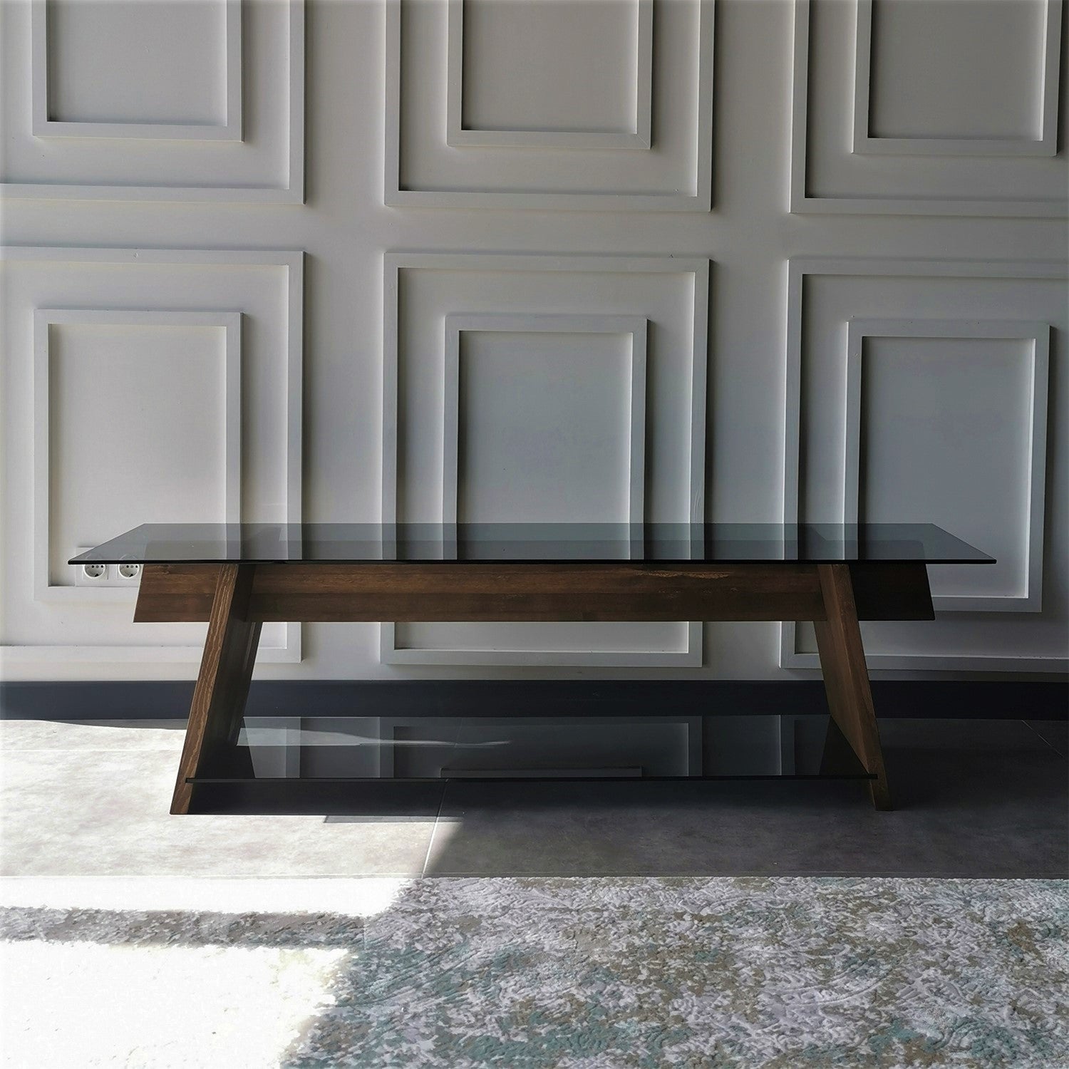 Móvel de TV moderno com vidro temperado 100% e estrutura de pinho maciço, 158 cm | Nogueira e preto | Montável na parede, várias prateleiras, design elegante e funcional