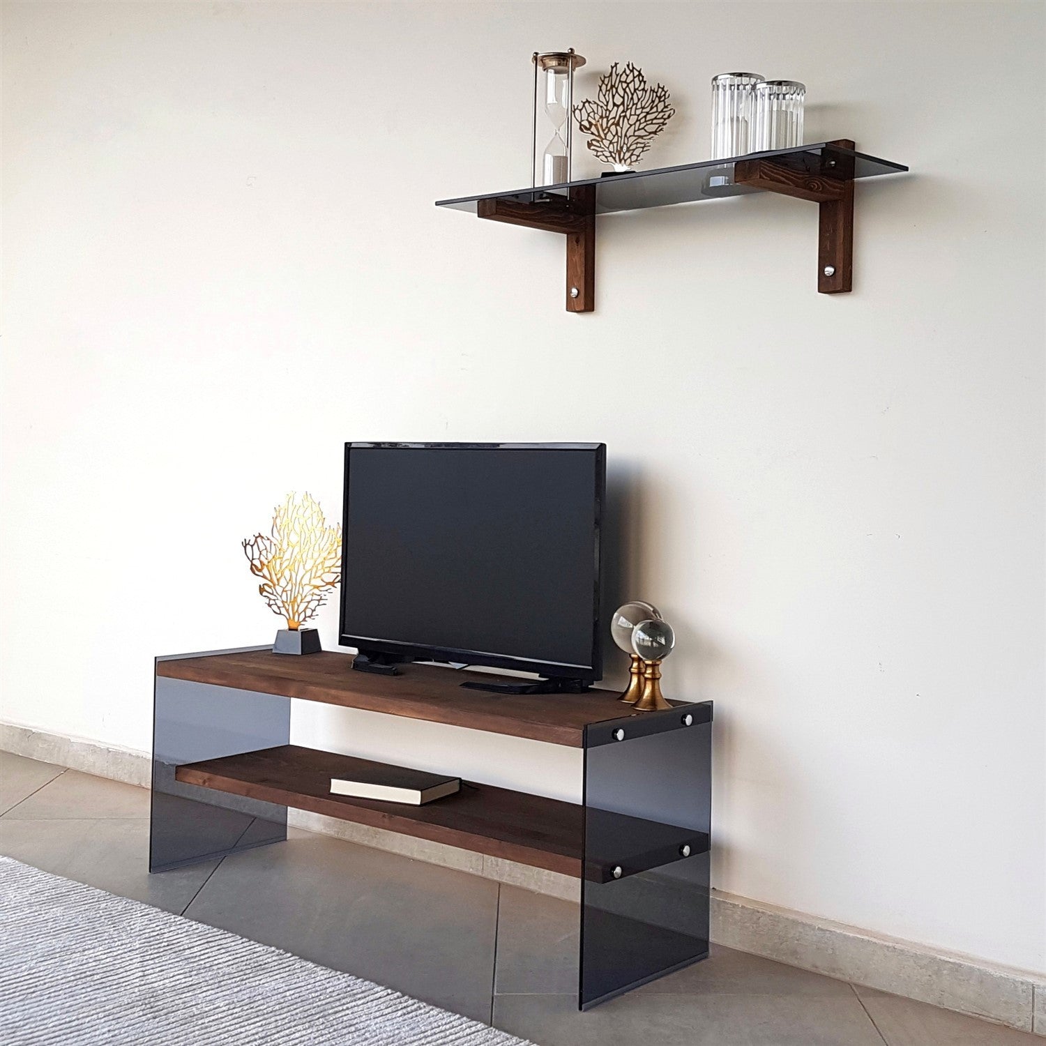 Móvel de TV moderno com prateleira de parede, 100% madeira maciça de pinho e vidro temperado, acabamento em nogueira, 120x45x35 cm | Design elegante e funcional para sala de estar