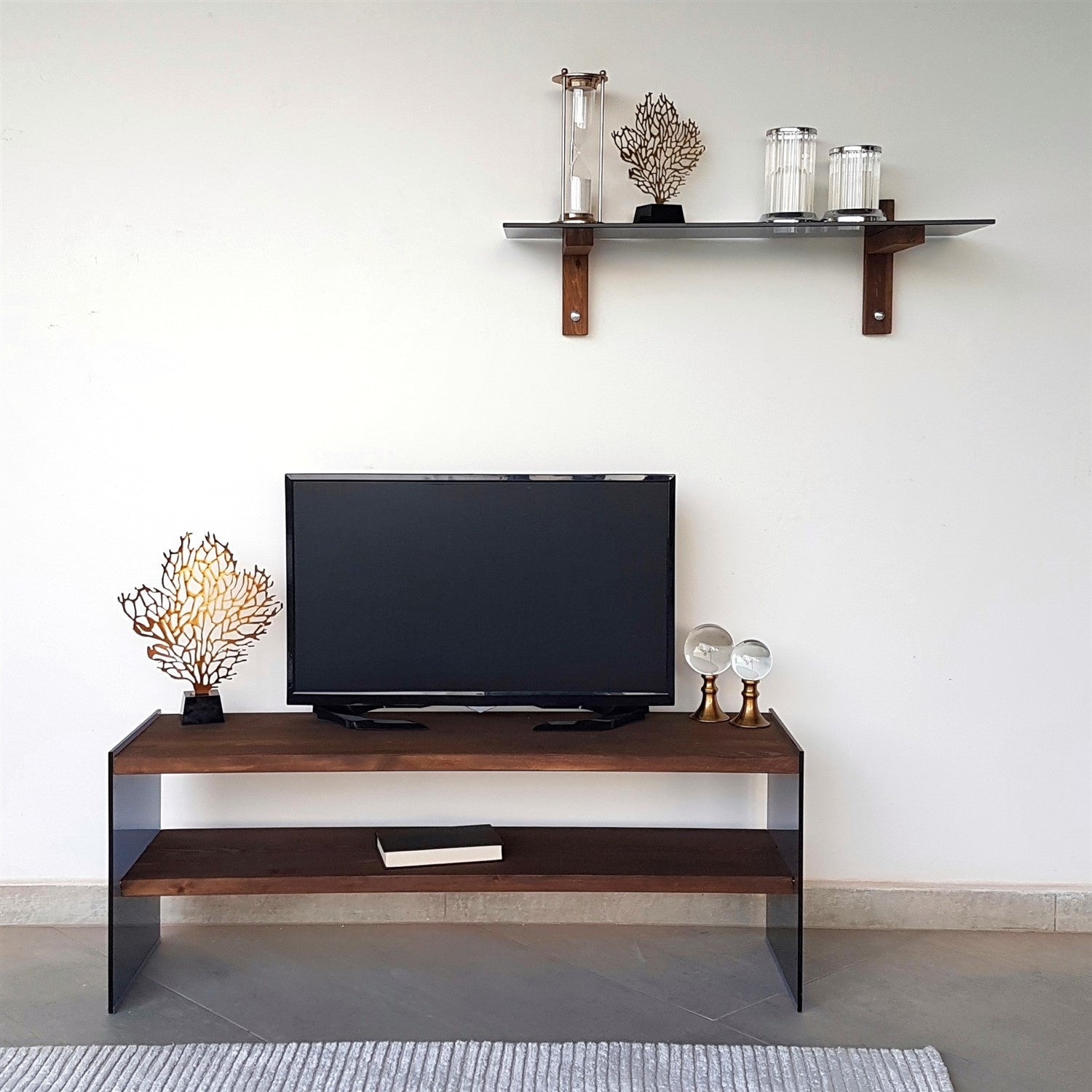 Móvel de TV moderno com prateleira de parede, 100% madeira maciça de pinho e vidro temperado, acabamento em nogueira, 120x45x35 cm | Design elegante e funcional para sala de estar