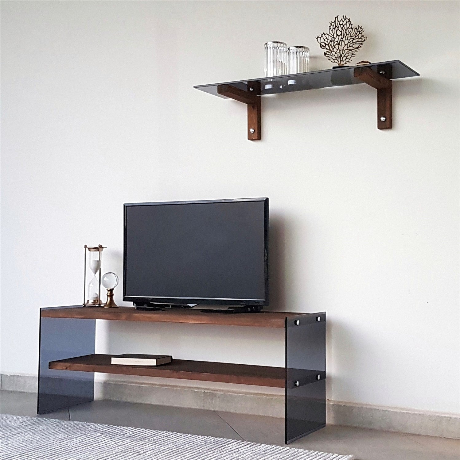 Móvel de TV moderno com prateleira de parede, 100% madeira maciça de pinho e vidro temperado, acabamento em nogueira, 120x45x35 cm | Design elegante e funcional para sala de estar