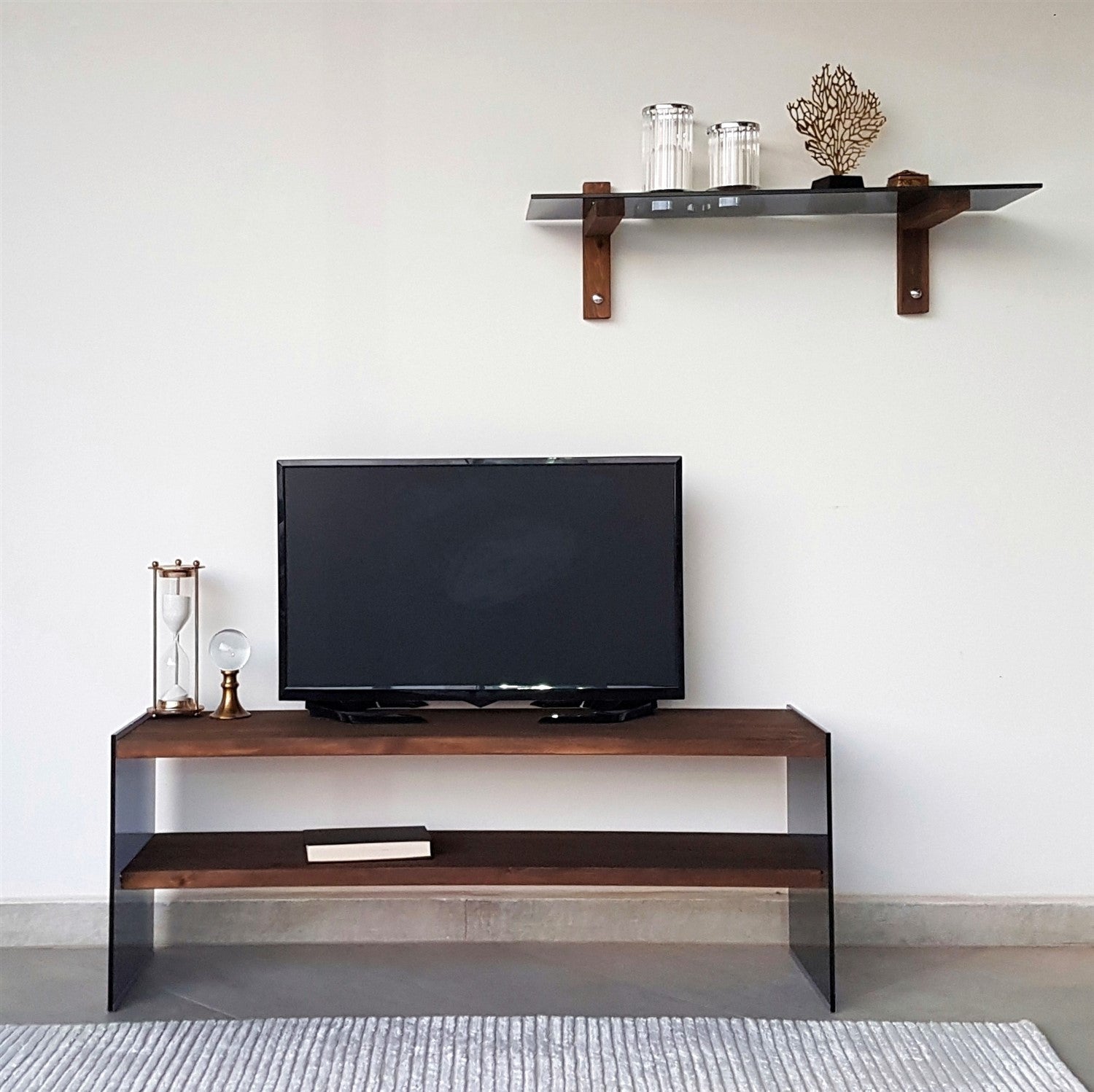 Móvel de TV moderno com prateleira de parede, 100% madeira maciça de pinho e vidro temperado, acabamento em nogueira, 120x45x35 cm | Design elegante e funcional para sala de estar