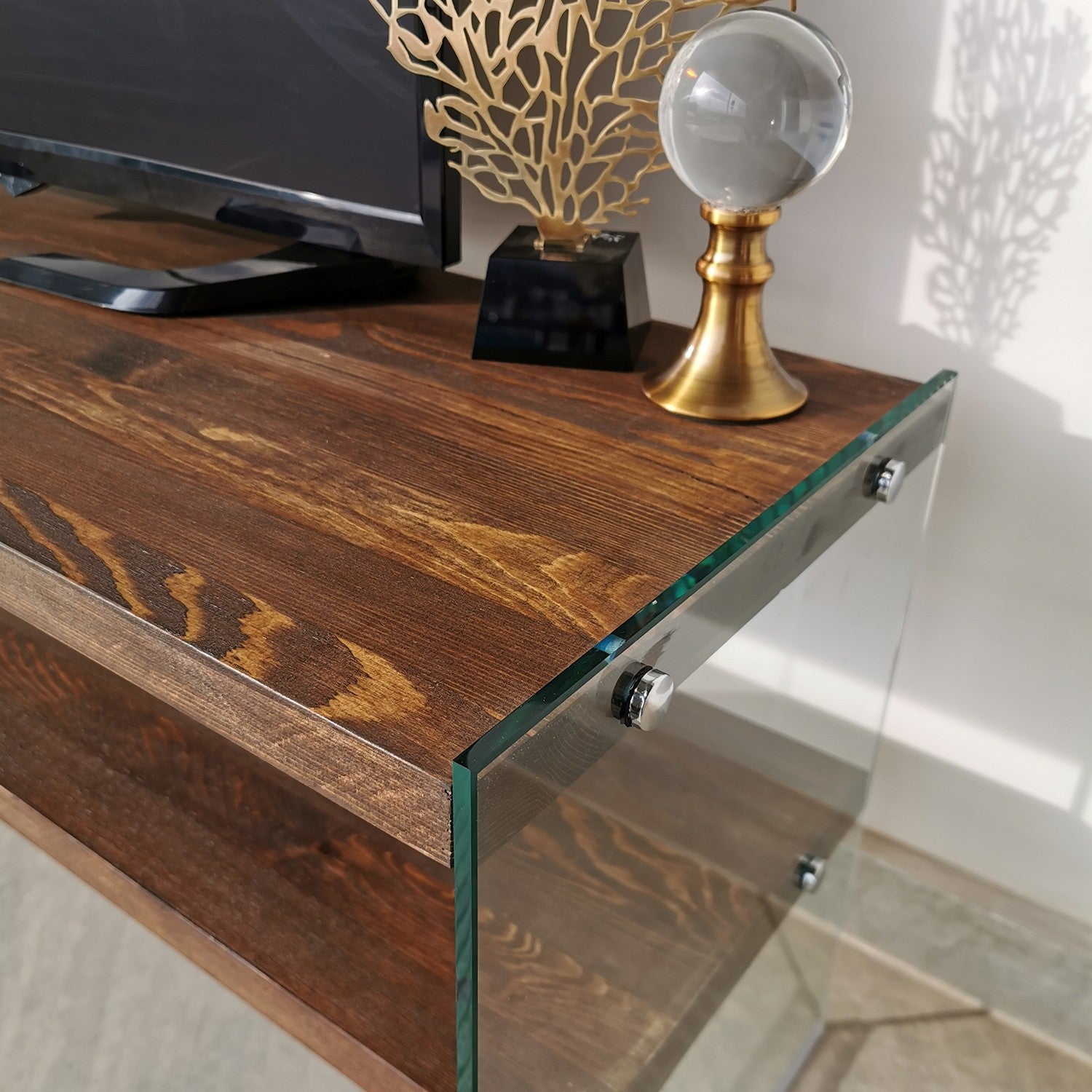 Móvel de TV moderno com prateleira de parede, 100% madeira maciça de pinho e vidro temperado, acabamento em nogueira, 120x45x35 cm | Design elegante e funcional para sala de estar