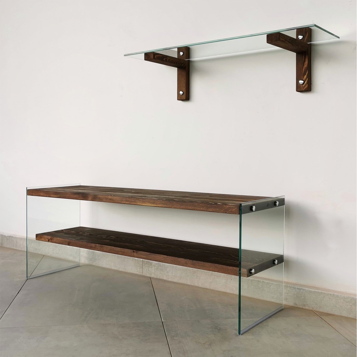 Móvel de TV moderno com prateleira de parede, 100% madeira maciça de pinho e vidro temperado, acabamento em nogueira, 120x45x35 cm | Design elegante e funcional para sala de estar