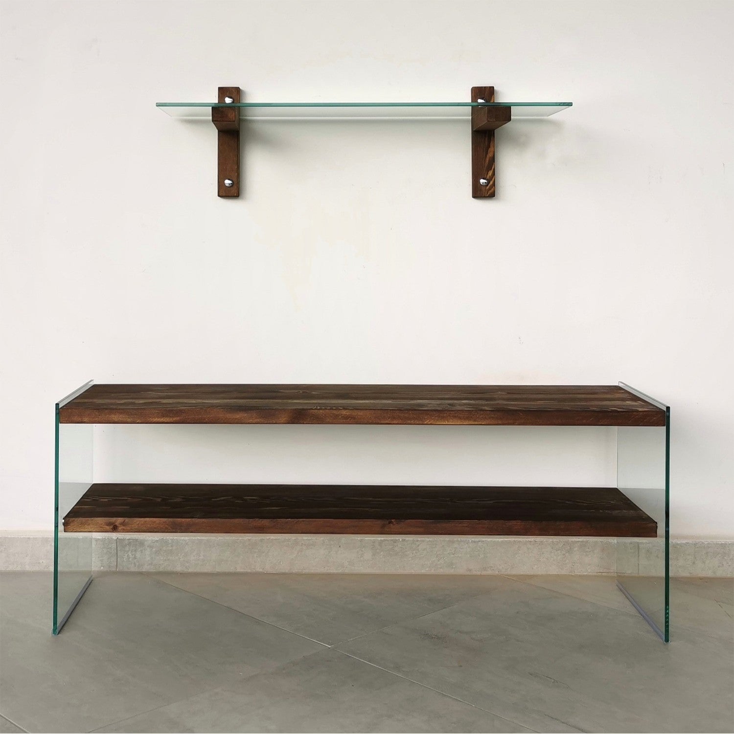 Móvel de TV moderno com prateleira de parede, 100% madeira maciça de pinho e vidro temperado, acabamento em nogueira, 120x45x35 cm | Design elegante e funcional para sala de estar