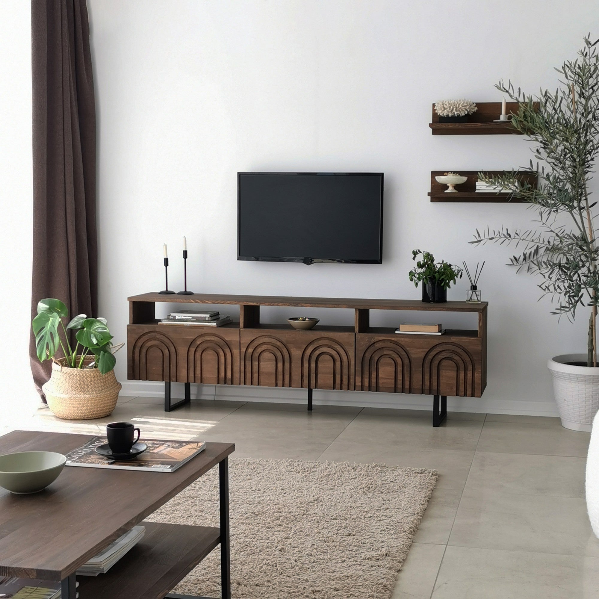 Móvel de TV rústico em nogueira com estrutura de metal, 100% madeira maciça de pinho, pés antibacterianos e antiferrugem | 170 x 40 x 30 cm | Perfeito para decoração tradicional e industrial