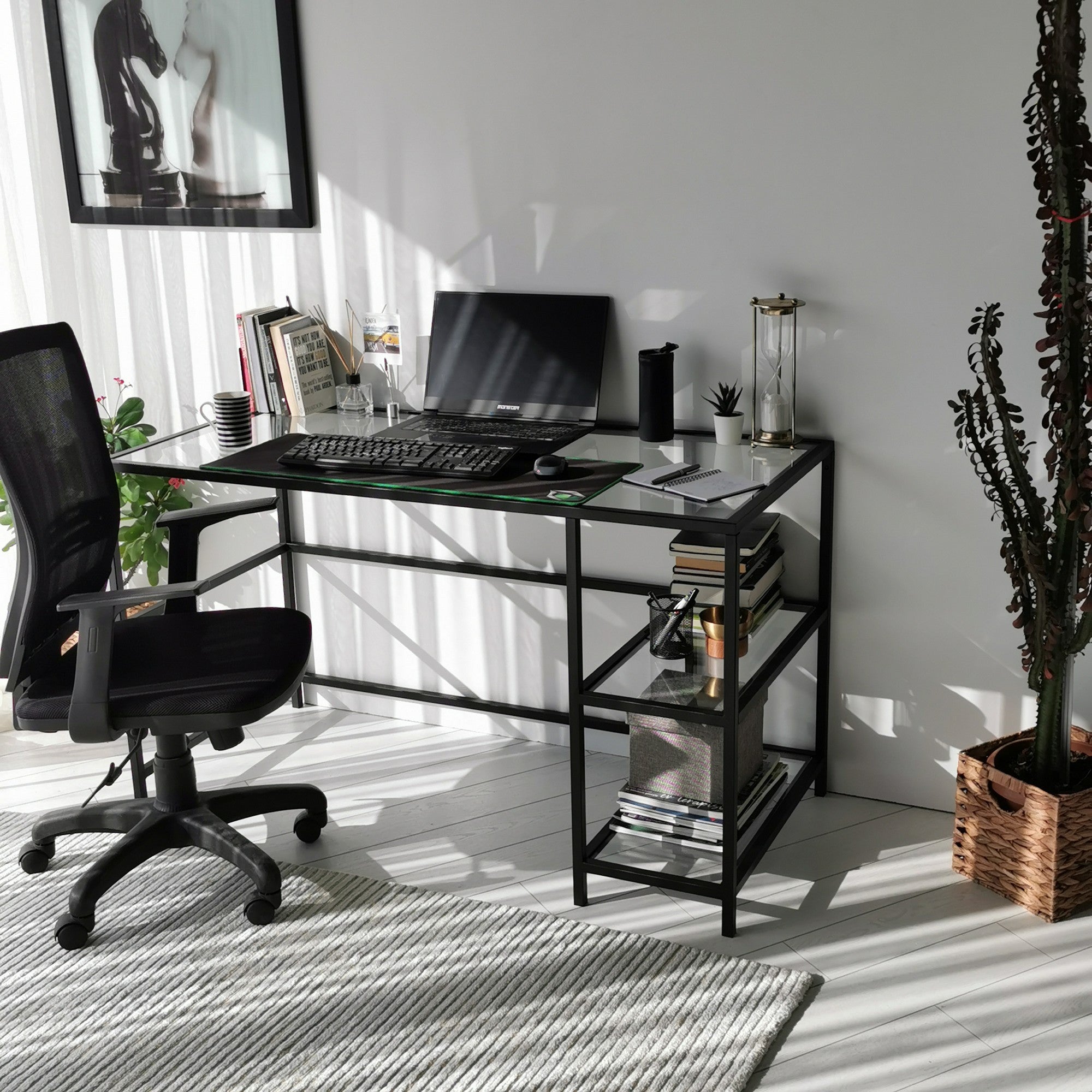 Secretária de Estudo/Escritório Moderna com Tampo de Vidro Temperado, Estrutura de Metal Preto, 130 x 75 x 60 cm | Montável na Parede, Várias Prateleiras | Design Industrial Elegante