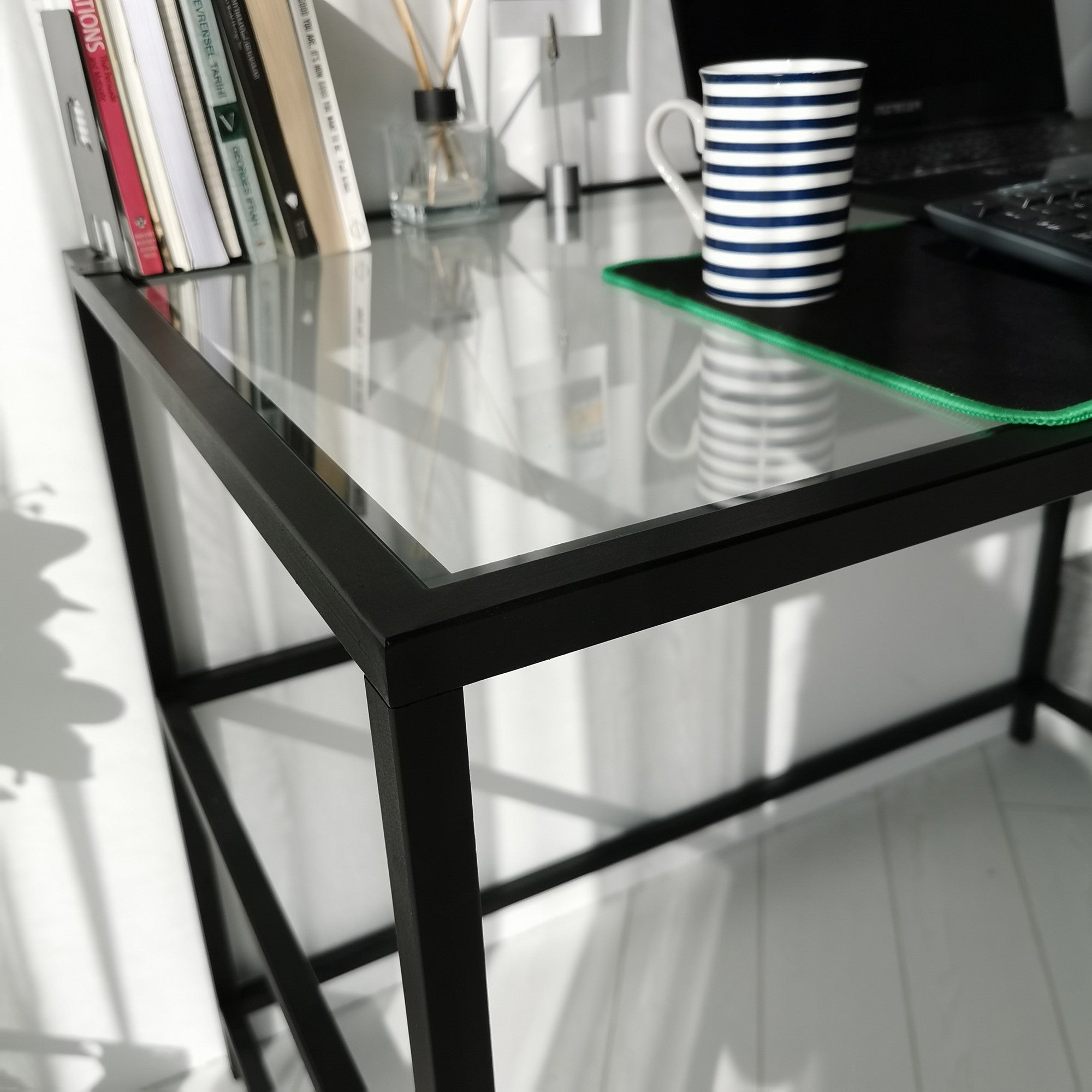 Secretária de Estudo/Escritório Moderna com Tampo de Vidro Temperado, Estrutura de Metal Preto, 130 x 75 x 60 cm | Montável na Parede, Várias Prateleiras | Design Industrial Elegante