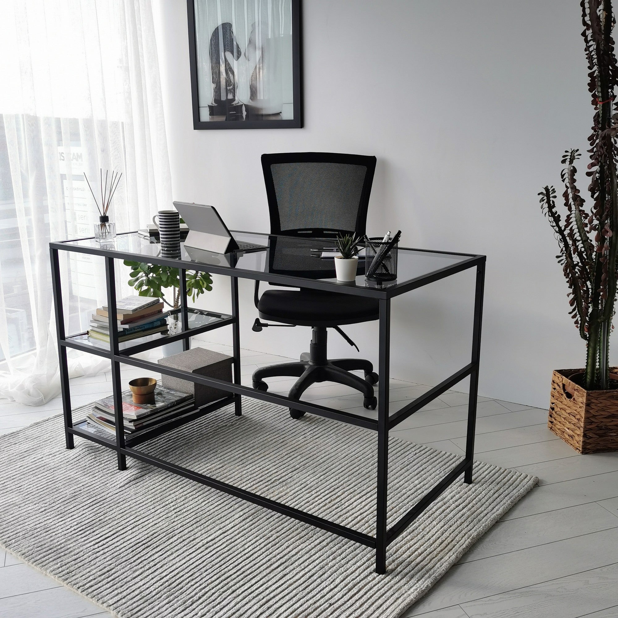 Secretária de Estudo/Escritório Moderna com Tampo de Vidro Temperado, 130 cm | Estrutura 100% Metal, Montável na Parede, Preto e Fumê | Design Industrial Elegante com Várias Prateleiras