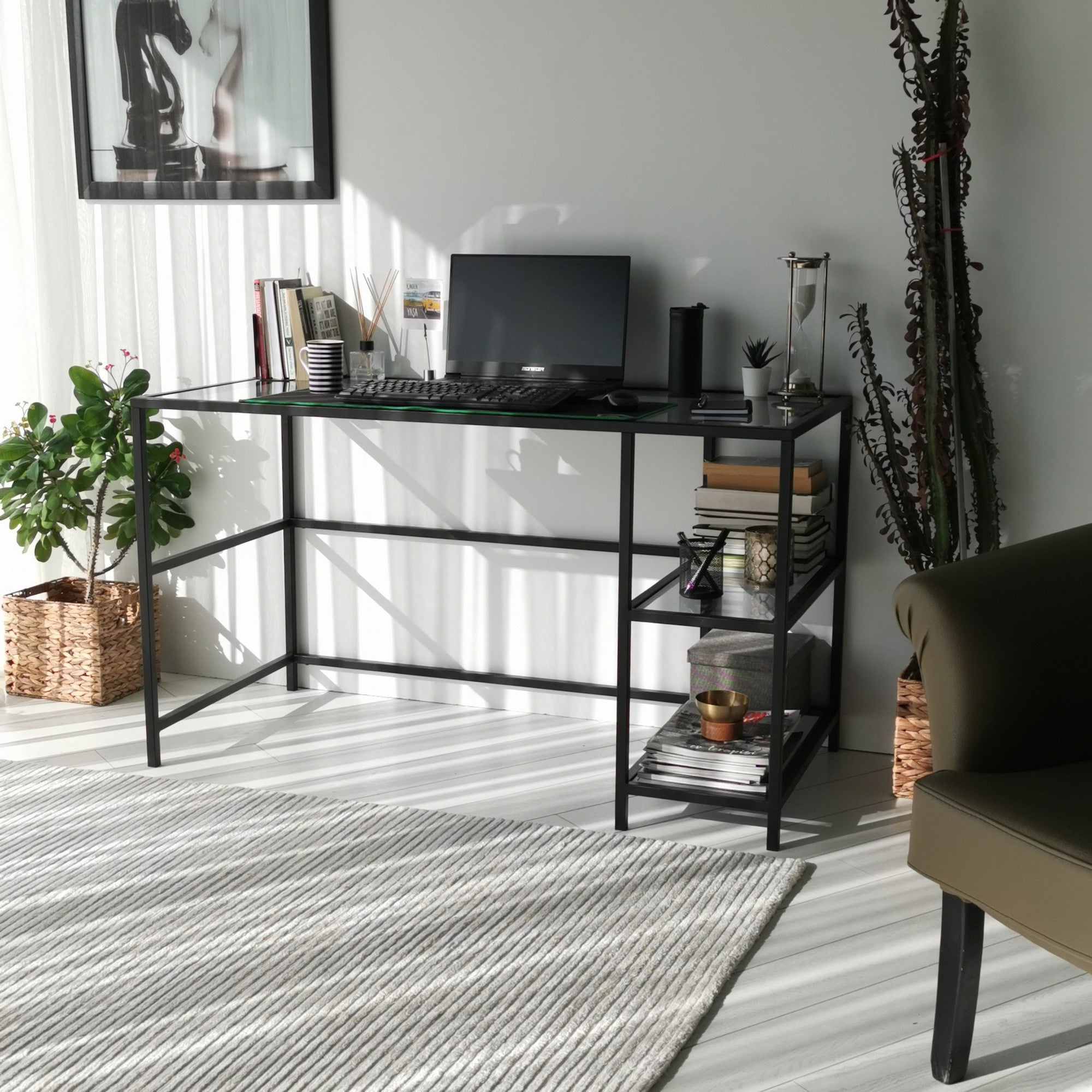 Secretária de Estudo/Escritório Moderna com Tampo de Vidro Temperado, 130 cm | Estrutura 100% Metal, Montável na Parede, Preto e Fumê | Design Industrial Elegante com Várias Prateleiras