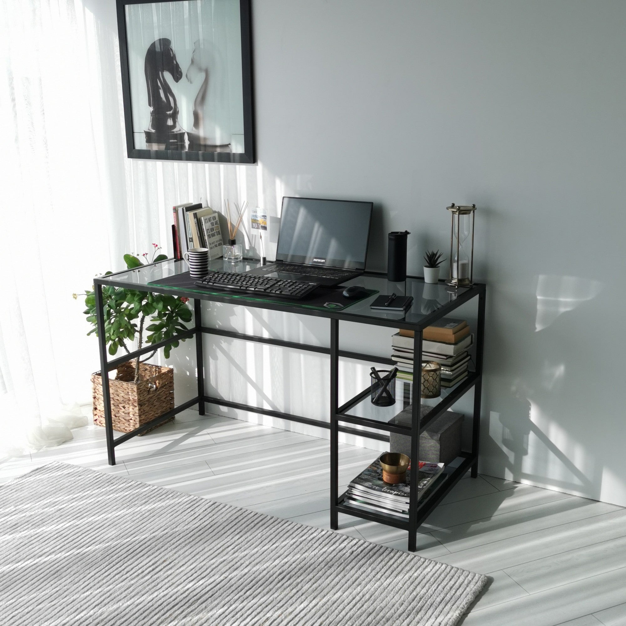 Secretária de Estudo/Escritório Moderna com Tampo de Vidro Temperado, 130 cm | Estrutura 100% Metal, Montável na Parede, Preto e Fumê | Design Industrial Elegante com Várias Prateleiras