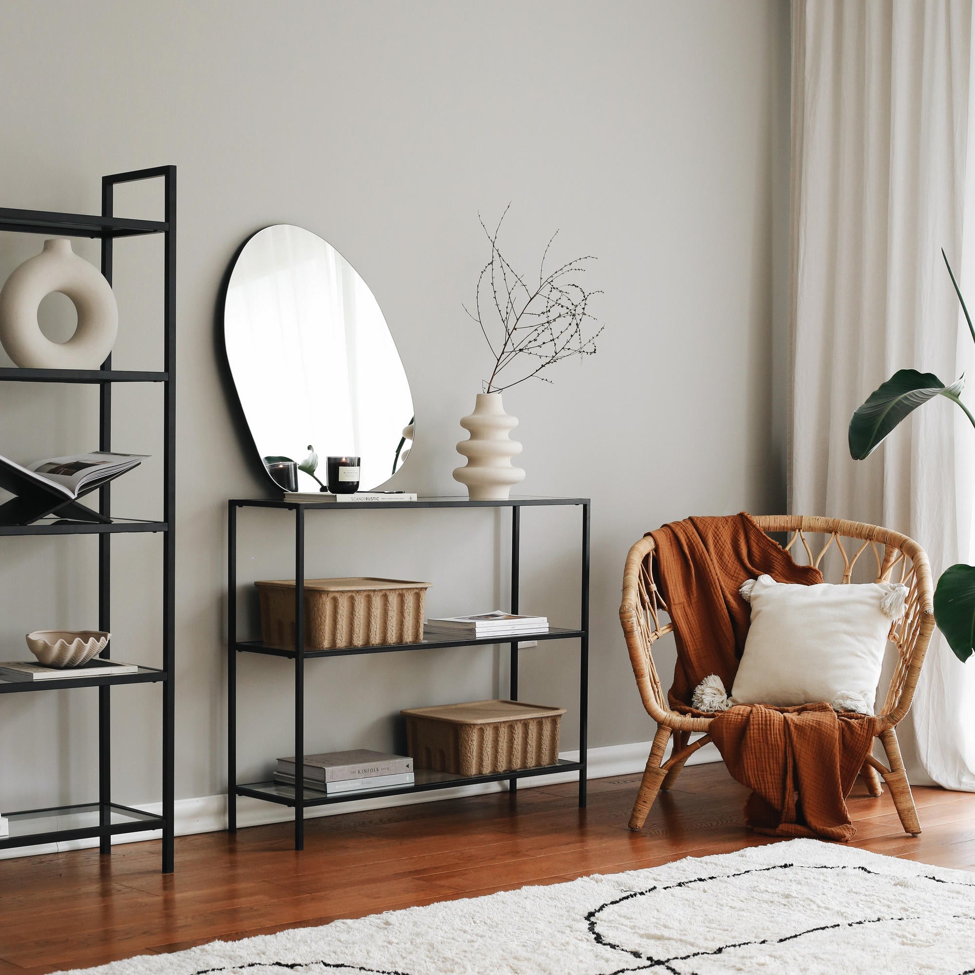 Cômoda Industrial Moderna com Vidro 100% Temperado e Estrutura de Metal, Preta, 100x85x30 cm | Montável na Parede, Várias Prateleiras, Design Elegante e Funcional