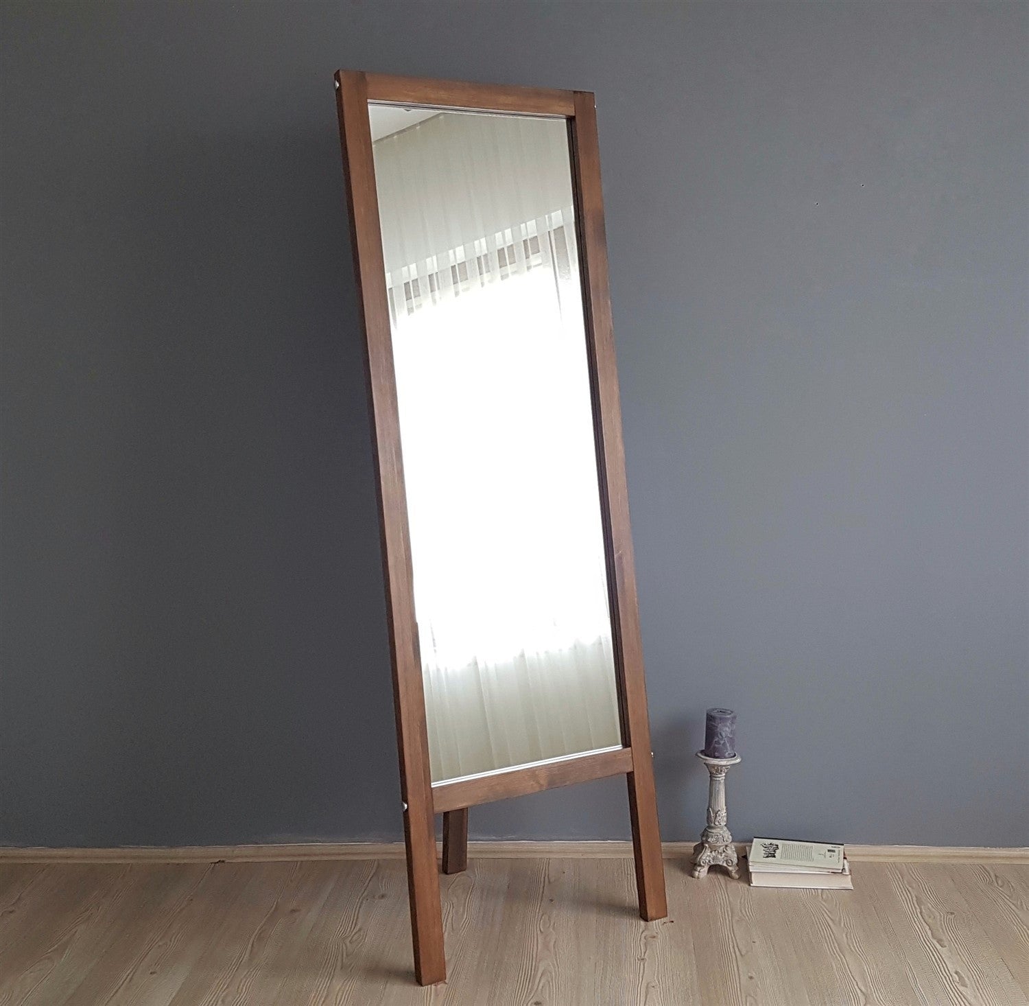 Espelho elegante estilo Cheval com prateleiras, 55 cm x 170 cm, 100% madeira maciça de pinho, cor nogueira | Montável na parede, montado | Design boêmio e rústico