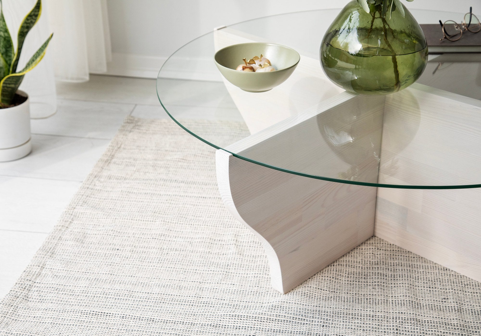 Mesa de Centro Branca Elegante, 92 x 36 x 92 cm | Tampo 100% Vidro Temperado e Estrutura em Madeira de Pinho Maciça | Perfeita para Salas de Estar Modernas e Decoração Elegante