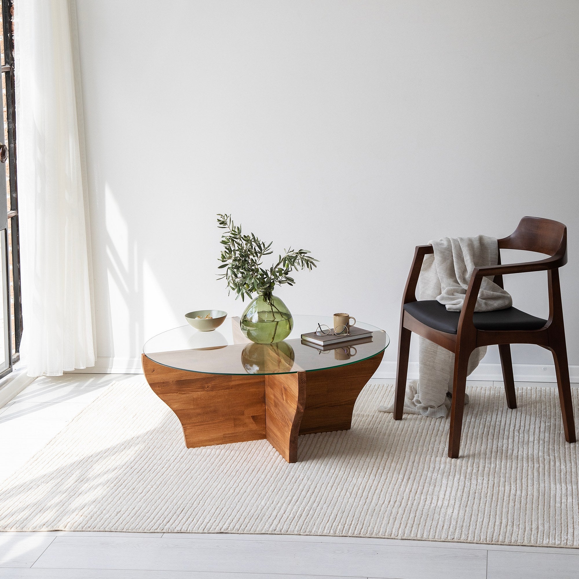 Mesa de Centro Elegante, Cor Castanha, 92 x 36 x 92 cm | Tampo 100% Vidro Temperado e Estrutura em Madeira Maciça de Pinho | Perfeita para Salas de Estar Modernas