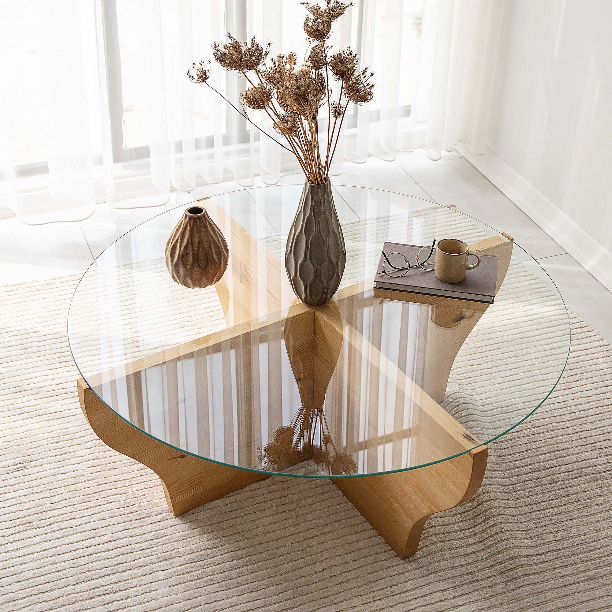 Mesa de Centro Elegante, Cor Teca, 92 x 36 x 92 cm | Tampo 100% Vidro Temperado e Estrutura em Madeira de Pinho Maciça | Perfeita para Salas de Estar e Espaços Modernos