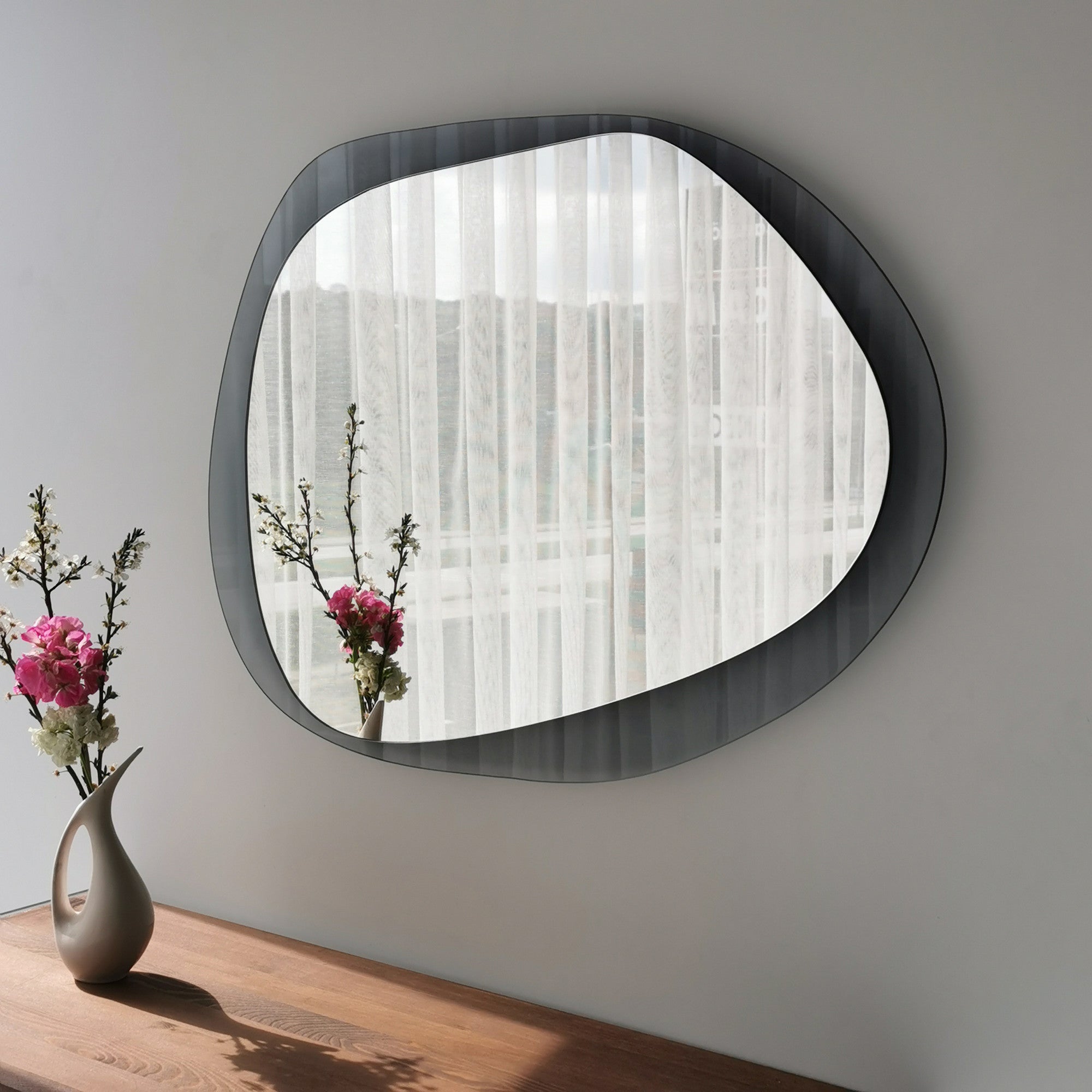Espelho de Parede Modern Fume, 75 x 55 cm | 100% Vidro Temperado (2 cm de Espessura) | Design Escandinavo Montado para Hotéis e Espaços Contemporâneos