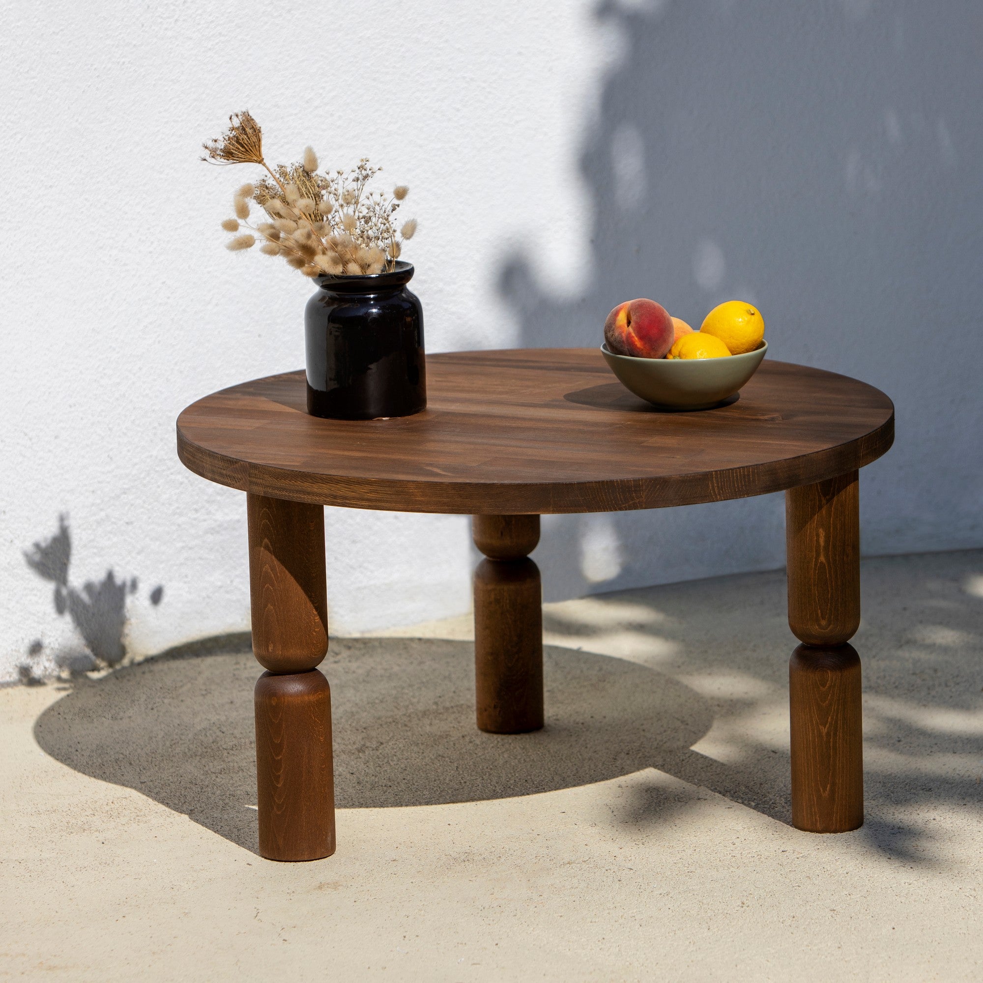 Mesa de Centro Elegante em Nogueira, 70 x 70 x 40 cm | 100% Madeira de Faia, Resistente a UV e Acabamento Ultra Fosco à Base de Água | Elegante e Durável para Espaços Modernos