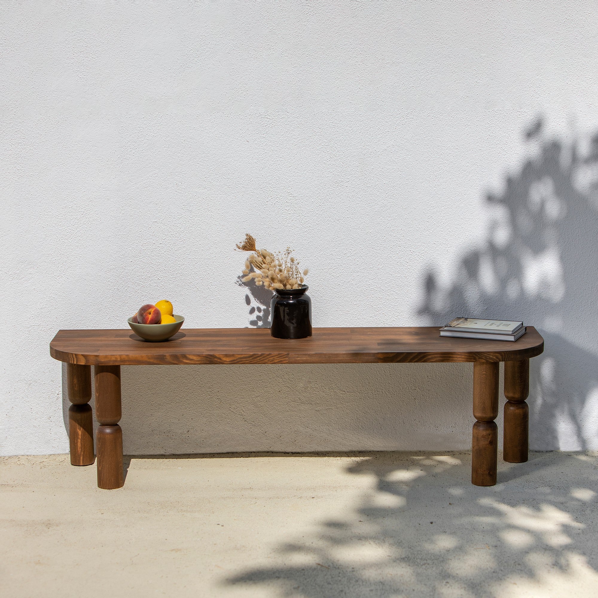 Móvel de TV em madeira maciça, cor nogueira, 140 x 40 x 35 cm | Acabamento ultrafosco resistente a raios UV e à base de água | Design elegante e durável para salas de estar modernas