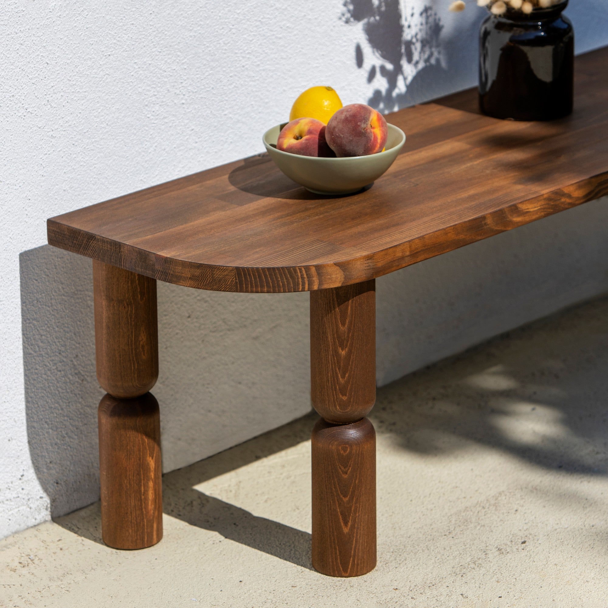 Móvel de TV em madeira maciça, cor nogueira, 140 x 40 x 35 cm | Acabamento ultrafosco resistente a raios UV e à base de água | Design elegante e durável para salas de estar modernas