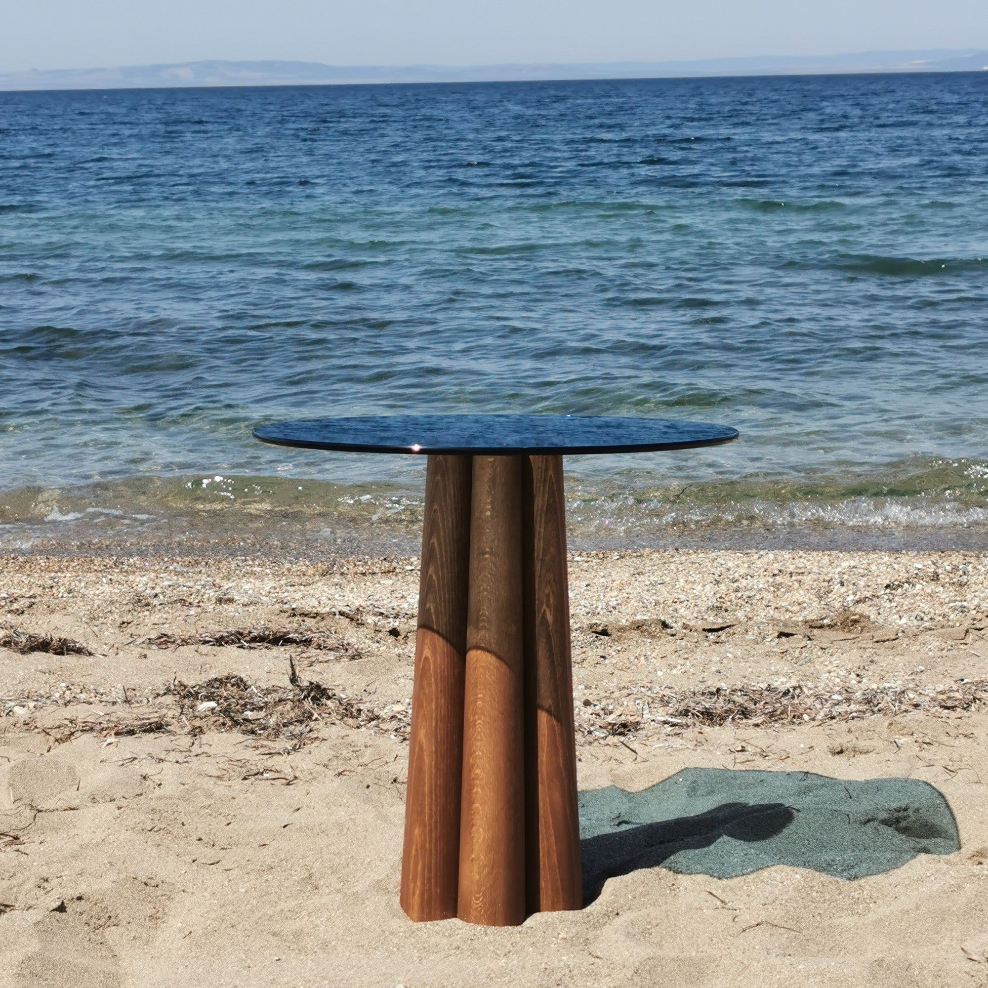 Mesa de Centro Elegante, 50x50x50 cm, Nogueira e Azul, 100% Vidro Temperado e Estrutura em Faia | Desmontada para Fácil Montagem | Perfeita para Espaços Modernos