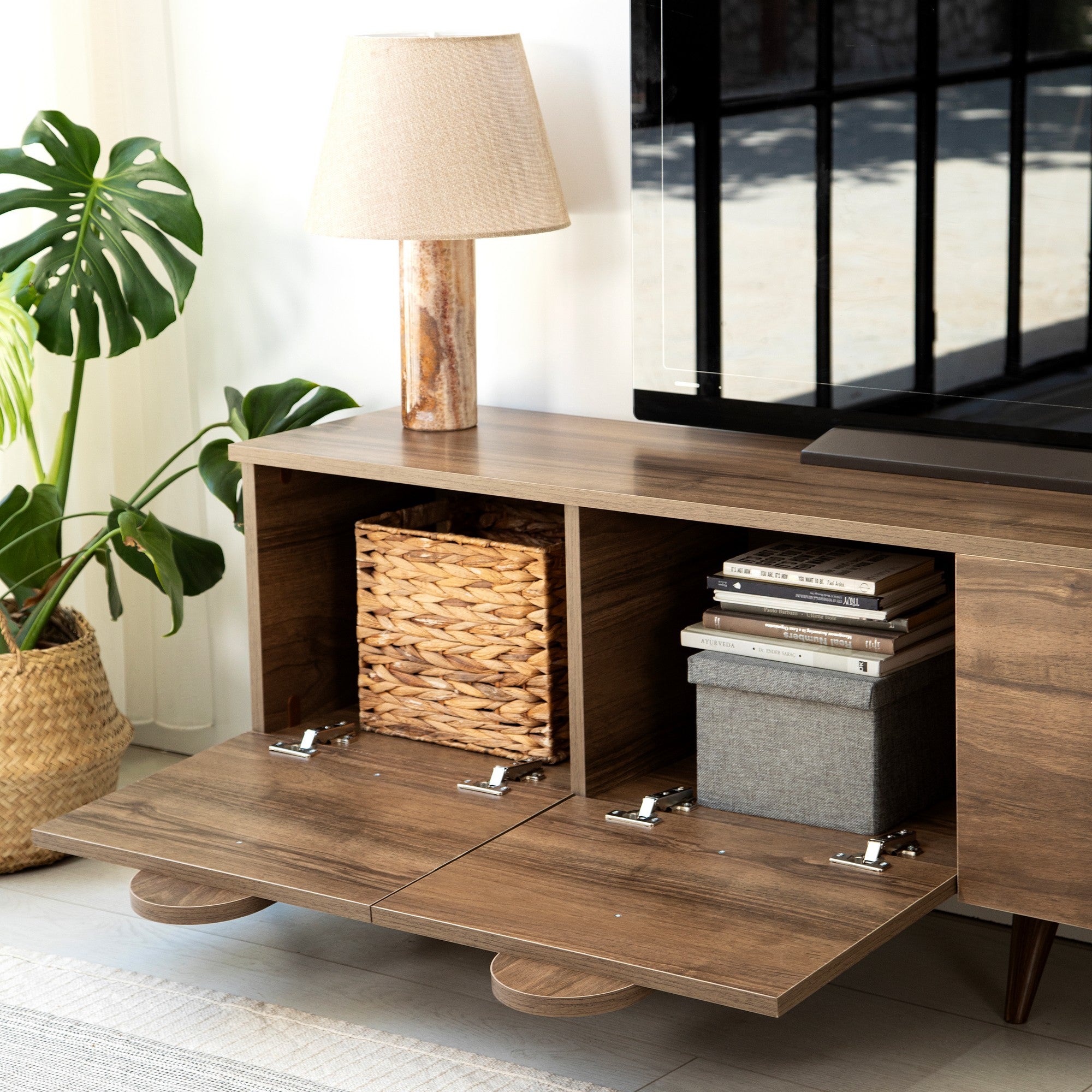 Móvel de TV elegante em nogueira, 180 cm x 50 cm x 35 cm | Aglomerado 100% revestido em melamina, 18 mm de espessura, bordas em PVC | Design moderno para sala de estar