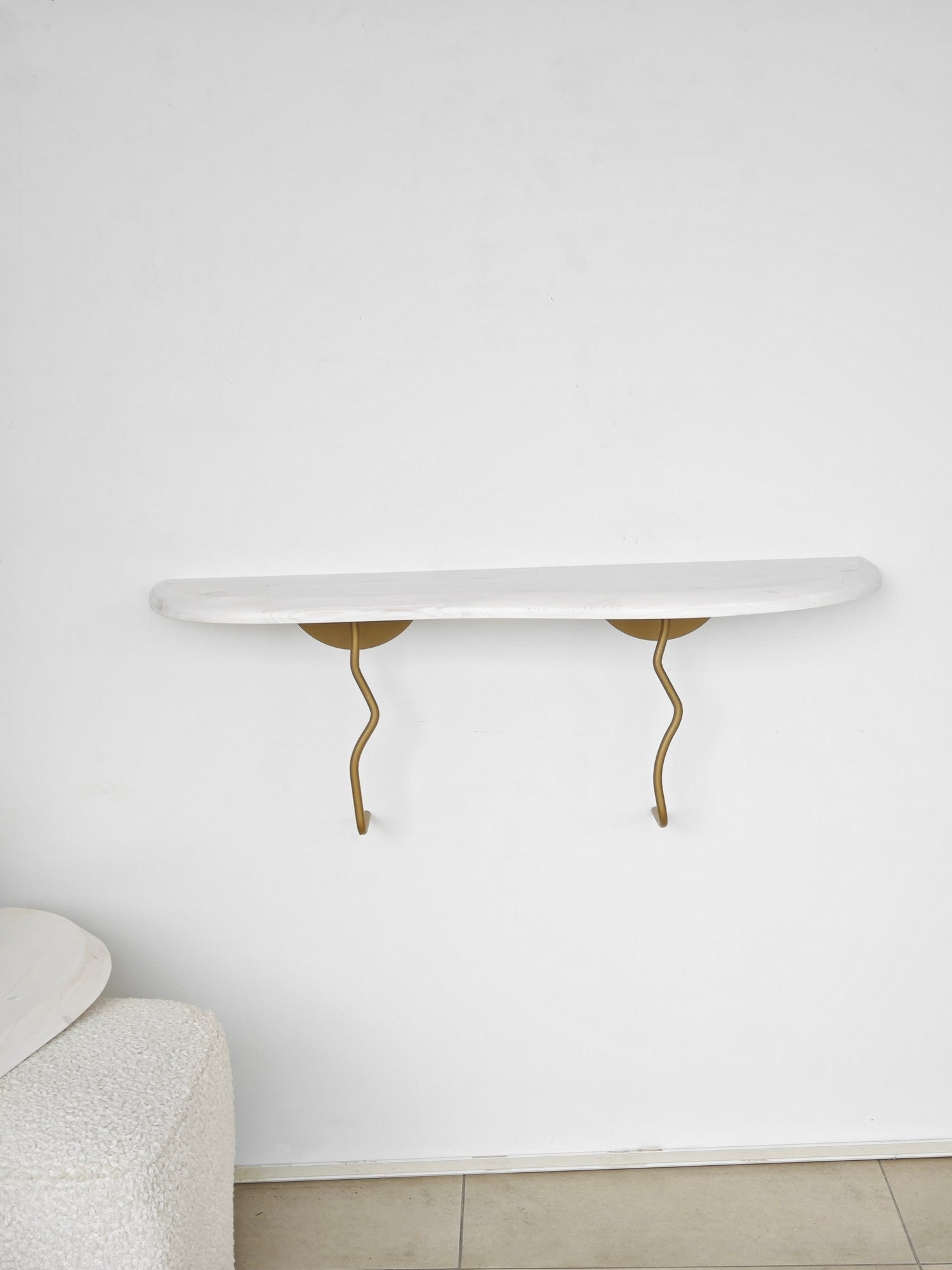 Prateleira de Parede Elegante, 99 cm x 22 cm, 100% madeira de pinho e estrutura de metal, acabamento dourado e branco | Solução de Armazenamento Elegante para Decoração de Casa e Escritório