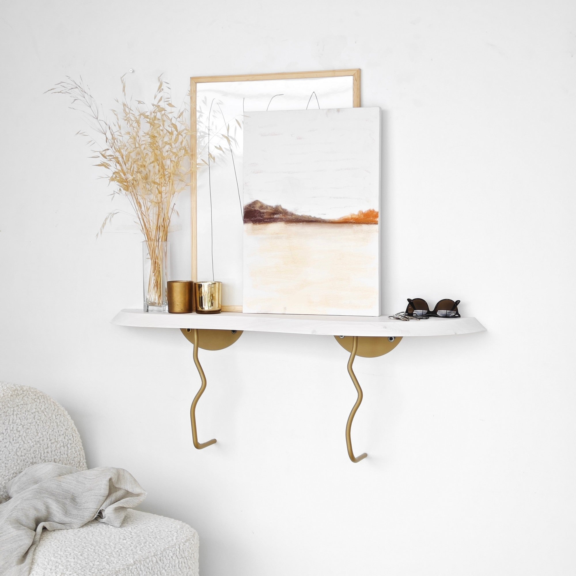 Prateleira de Parede Elegante, 99 cm x 22 cm, 100% madeira de pinho e estrutura de metal, acabamento dourado e branco | Solução de Armazenamento Elegante para Decoração de Casa e Escritório