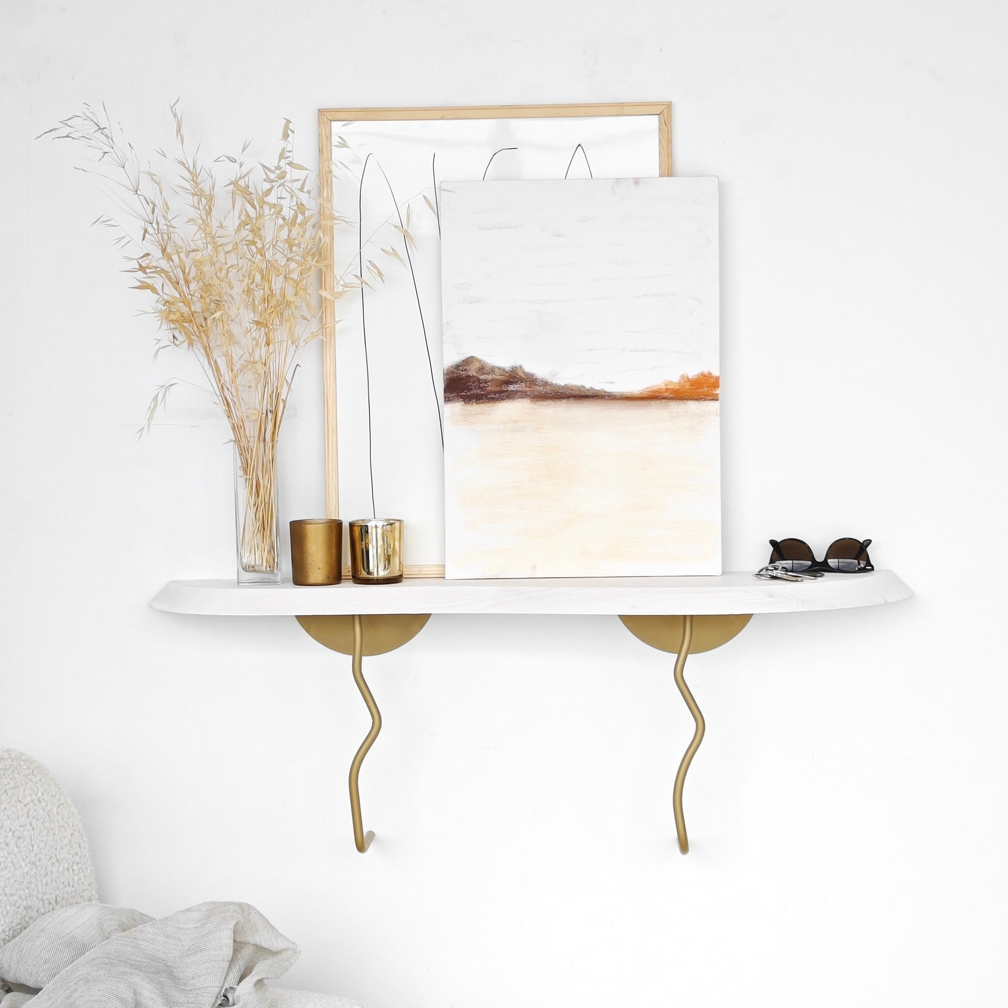 Prateleira de Parede Elegante, 99 cm x 22 cm, 100% madeira de pinho e estrutura de metal, acabamento dourado e branco | Solução de Armazenamento Elegante para Decoração de Casa e Escritório