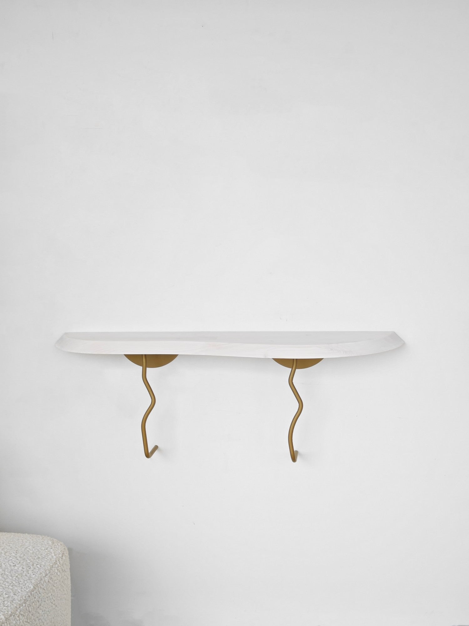 Prateleira de Parede Elegante, 99 cm x 22 cm, 100% madeira de pinho e estrutura de metal, acabamento dourado e branco | Solução de Armazenamento Elegante para Decoração de Casa e Escritório