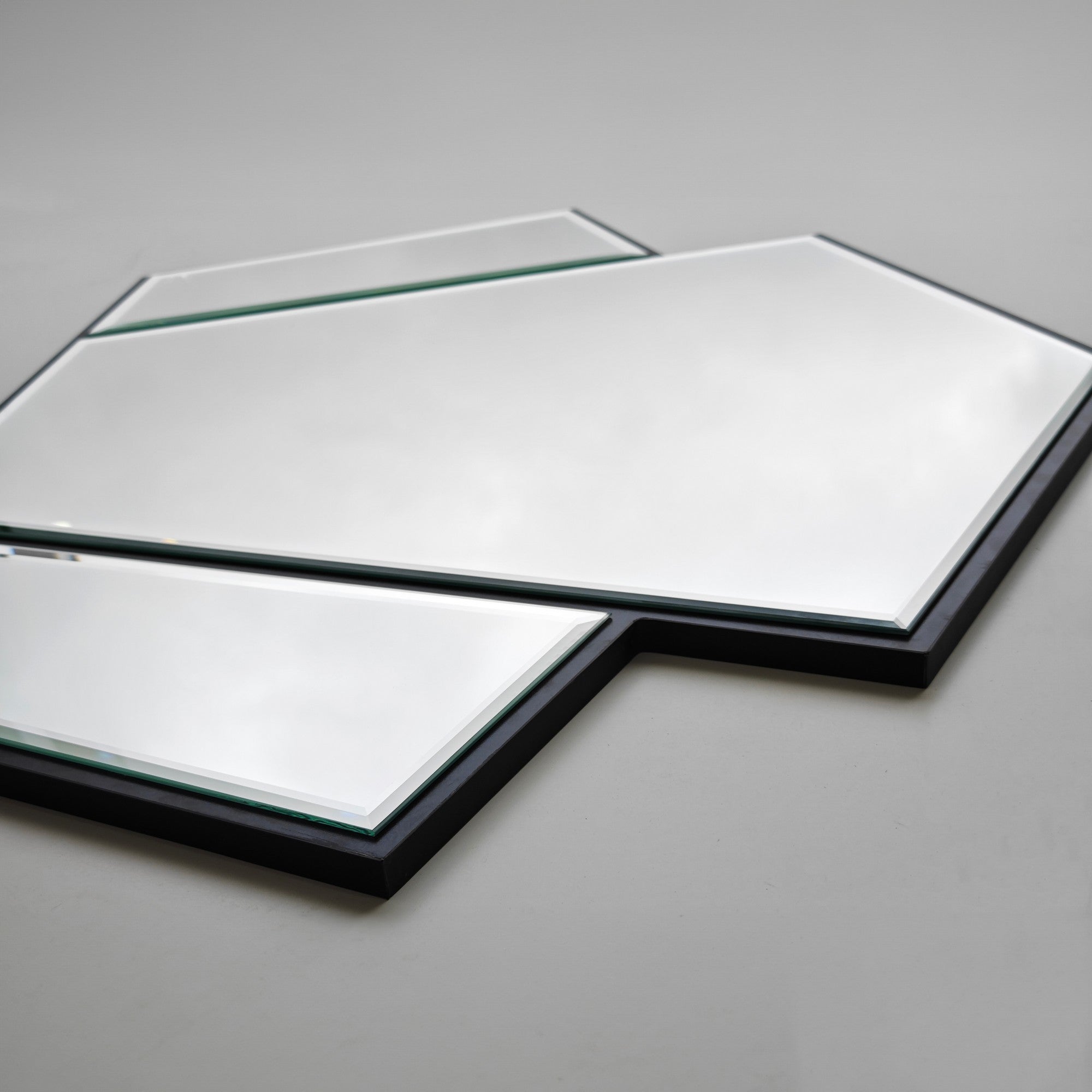 Espelho de parede preto elegante, 95 x 76 cm | Painel de partículas 100% revestido de melamina, cintas de PVC | Design ecológico para espaços modernos