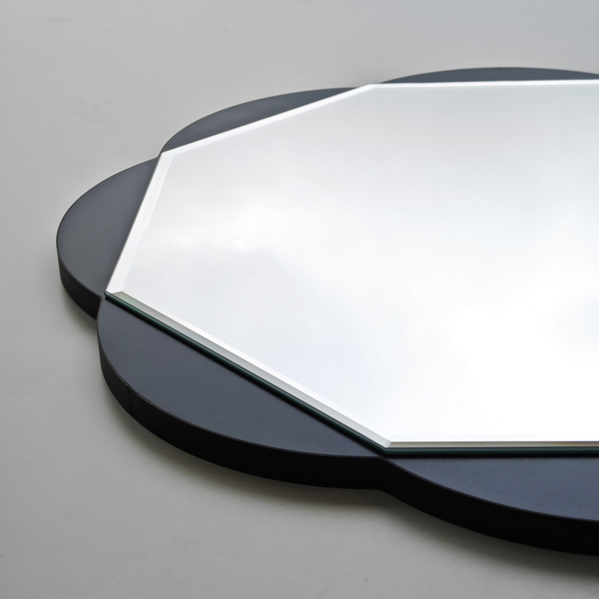 Espelho elegante de parede preto, 65 x 65 cm | Painel de partículas 100% revestido em melamina, cintas de PVC | Design ajustável e ecológico para espaços modernos