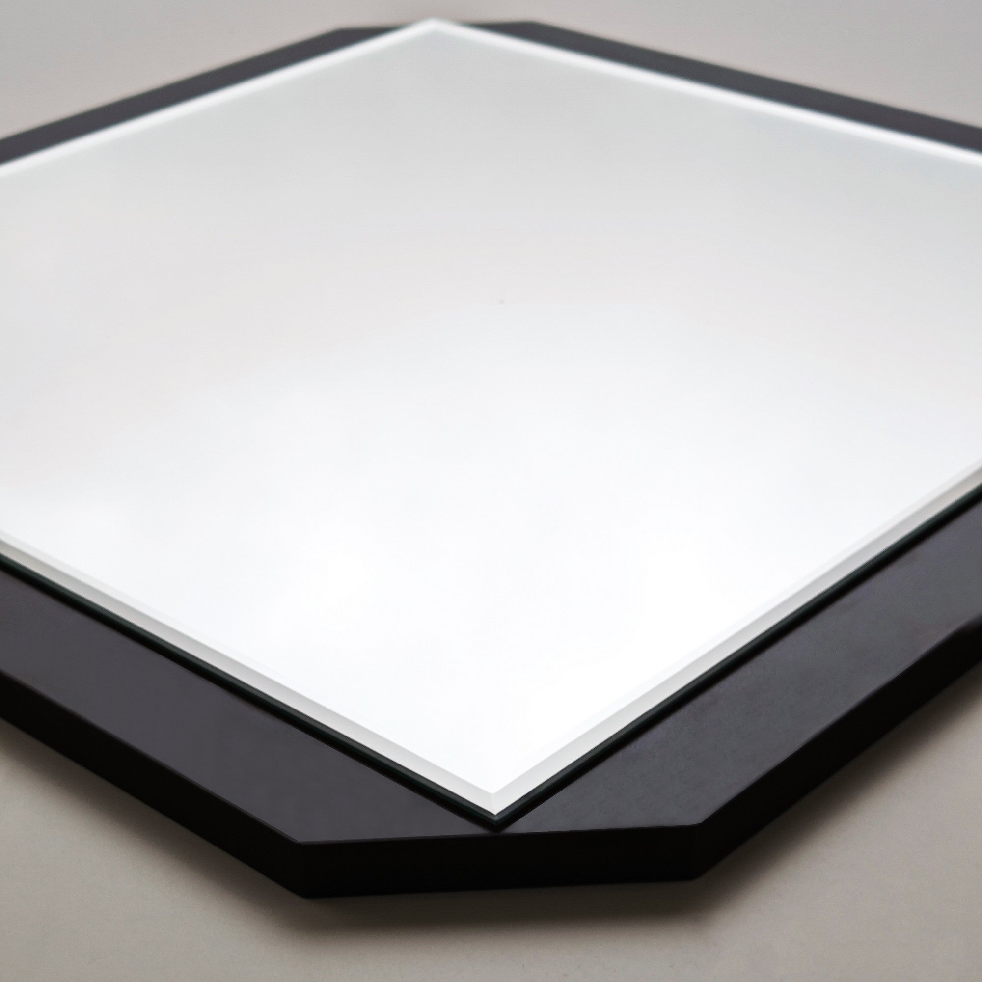 Espelho elegante de parede preto, 70 x 70 cm | Painel de partículas 100% revestido em melamina, cintas de PVC | Design ajustável e ecológico para espaços modernos