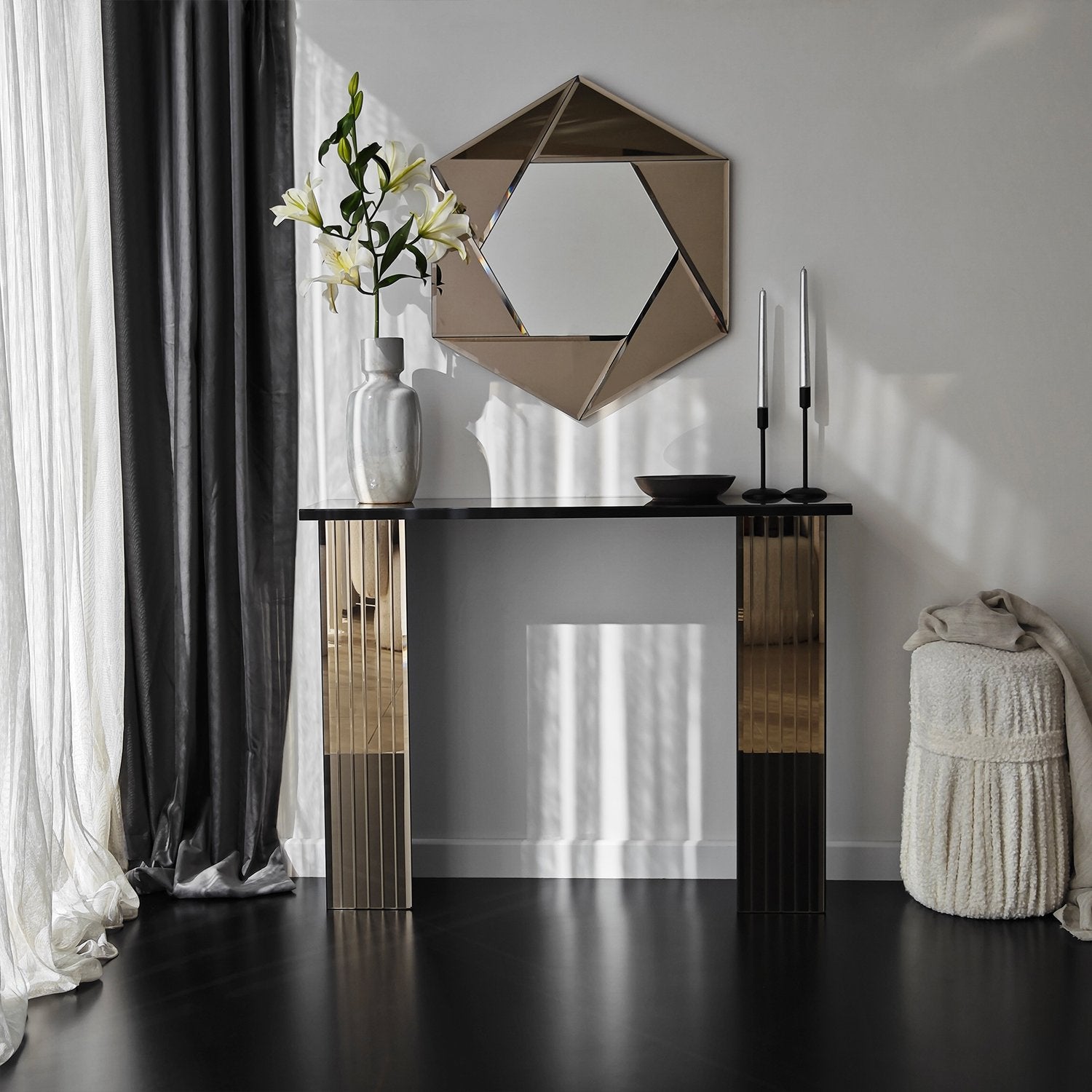 Elegante cômoda de bronze, 105 cm x 80 cm x 34 cm | Painel de partículas 100% revestido em melamina, 18 mm de espessura | Montável na parede com espelho ecológico Flotal-E