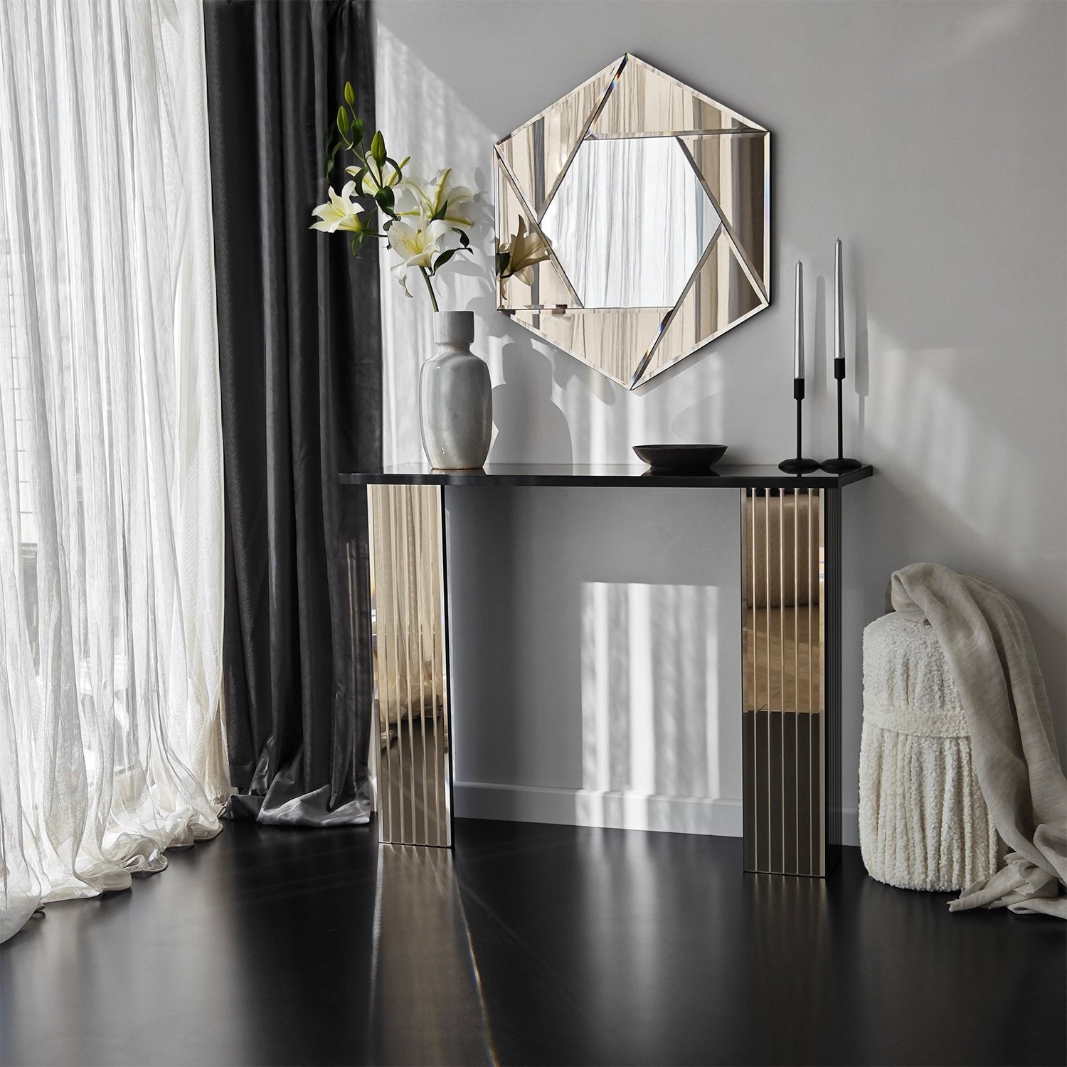 Elegante cômoda de bronze, 105 cm x 80 cm x 34 cm | Painel de partículas 100% revestido em melamina, 18 mm de espessura | Montável na parede com espelho ecológico Flotal-E