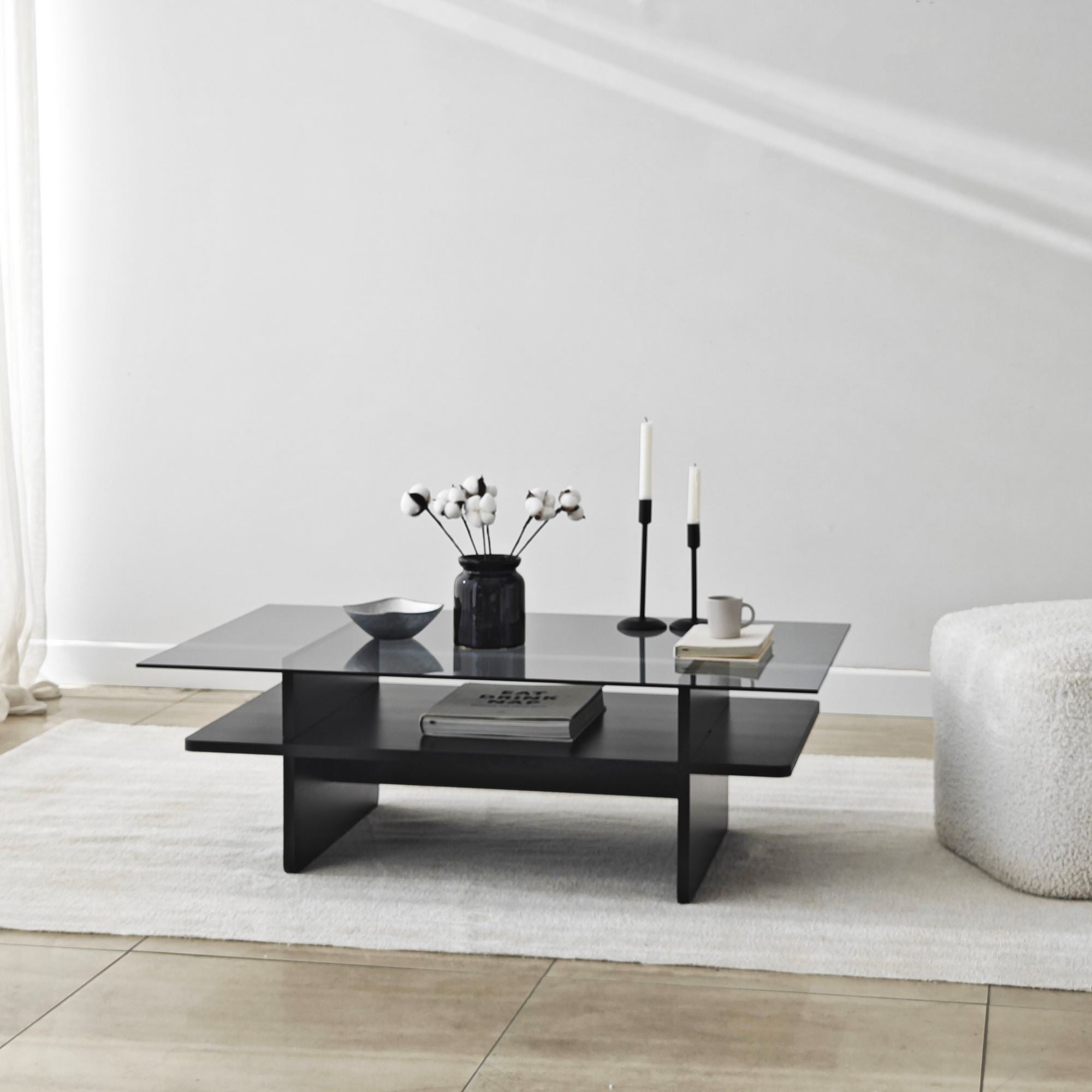 Mesa de Centro – 105cm x 35cm x 65cm – Fumado e Preto – Vidro e Aglomerado