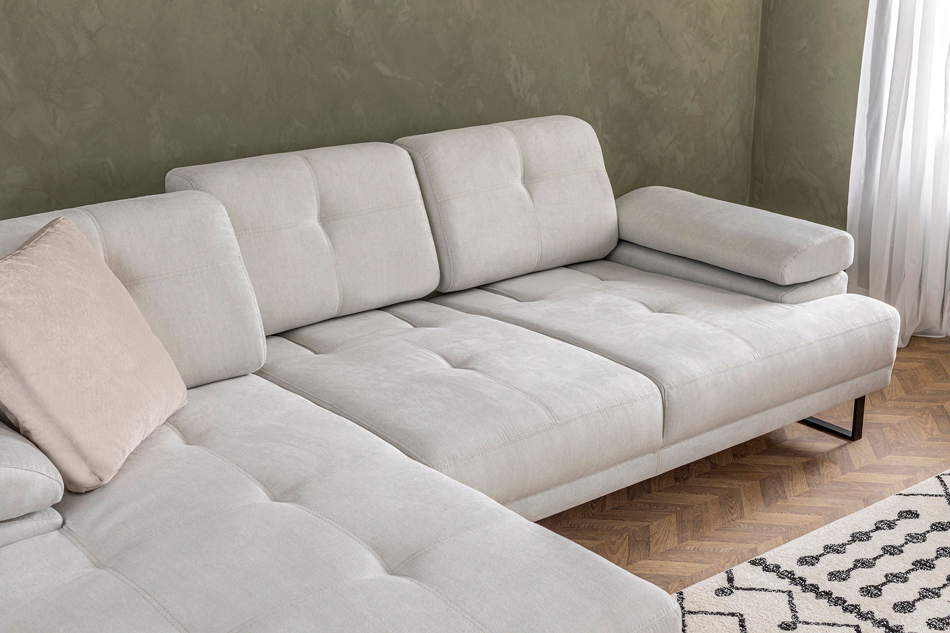 Sofá de canto elegante, bege, 174 x 274 cm | Estrutura em madeira de faia e aglomerado, 100% poliéster, braço ajustável, encosto móvel, pernas pretas foscas | Design industrial moderno