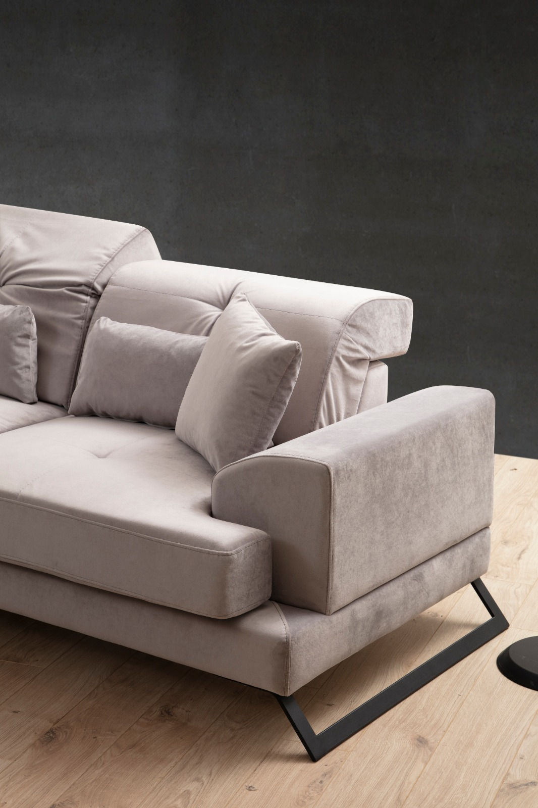 Sofá de canto elegante, cinza claro, 304 x 190 cm | Estrutura em madeira de faia e aglomerado, encosto ajustável, almofadas de espuma macia | Design industrial moderno