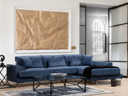 Sofá de canto elegante em azul-marinho, 304 x 190 cm | Estrutura em madeira de faia e aglomerado, encosto ajustável, 5 almofadas incluídas | Design industrial moderno, tecido lavável a seco