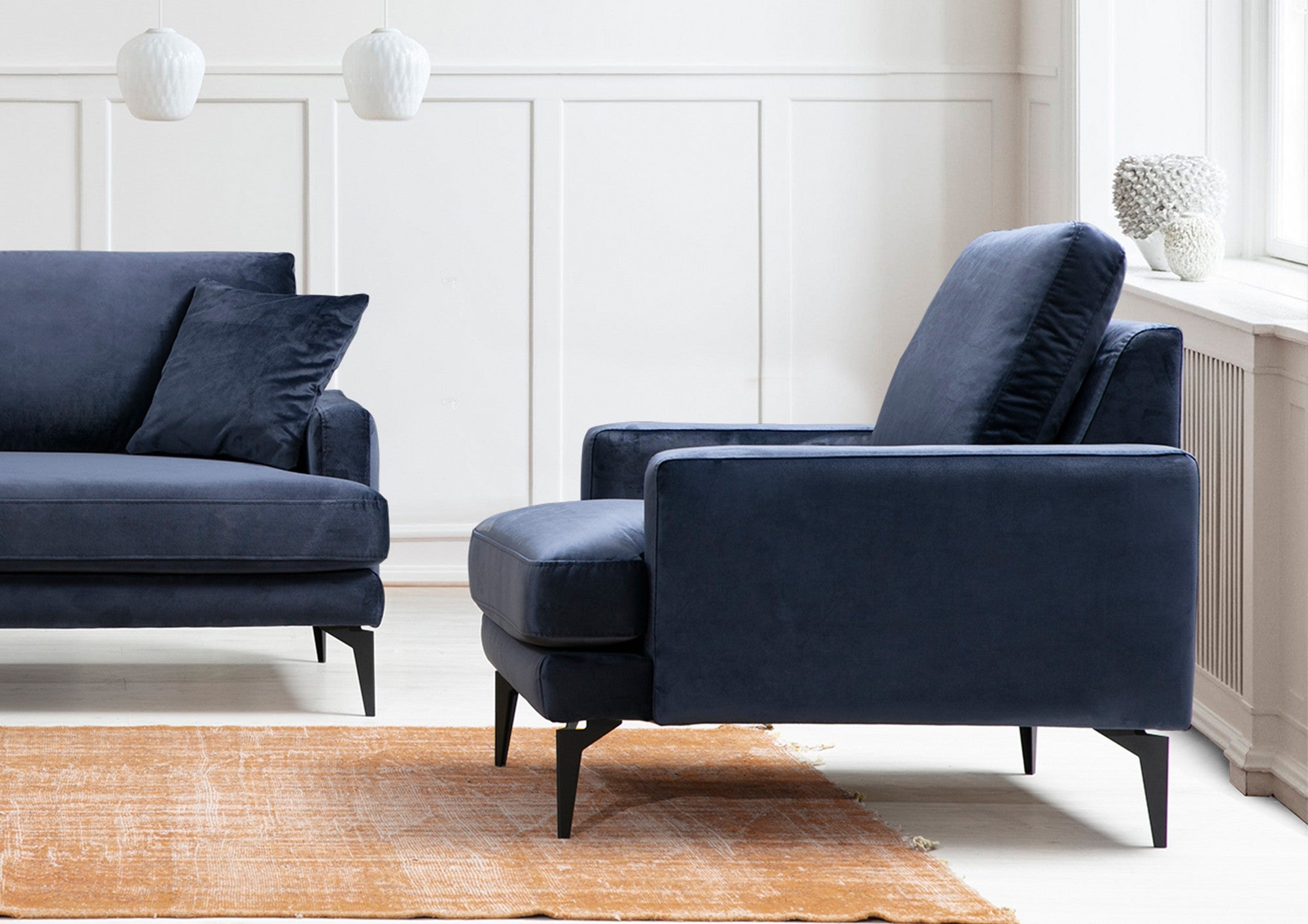 Poltrona Elegante, Azul Marinho, 80 x 90 x 88 cm | Estrutura em Madeira de Faia e Aglomerado, 100% Poliéster, Almofadas de Espuma Macia | Design Industrial Moderno com Pernas em Preto Fosco