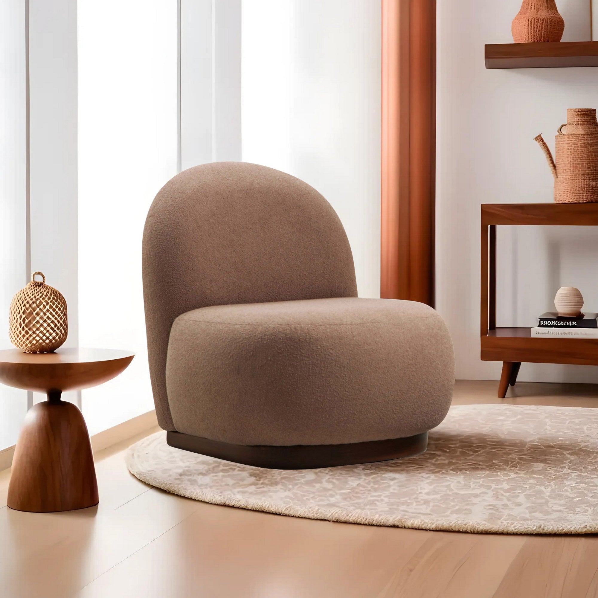 Poltrona Elegante, Cor Cappuccino, 74 x 85 x 75 cm | Estrutura em madeira de faia e aglomerado, 100% poliéster, pernas em nogueira | Perfeita para decoração escandinava e hoteleira