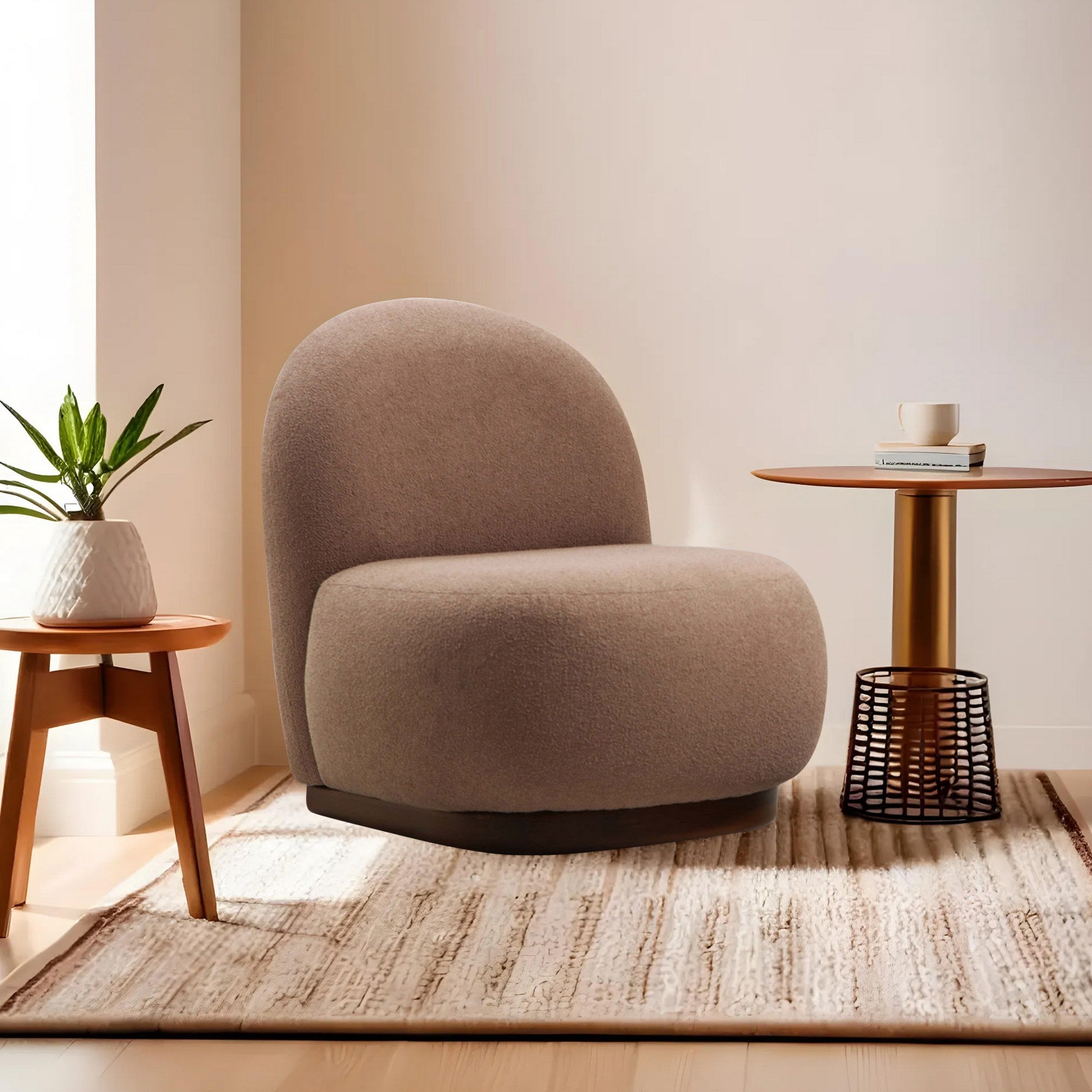Poltrona Elegante, Cor Cappuccino, 74 x 85 x 75 cm | Estrutura em madeira de faia e aglomerado, 100% poliéster, pernas em nogueira | Perfeita para decoração escandinava e hoteleira