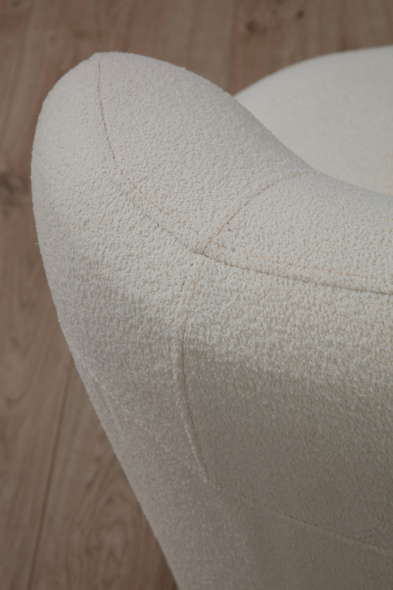 Poltrona Elegante, Branca, 85 x 78 x 80 cm | Estrutura em madeira de faia e aglomerado, 100% poliéster, espuma macia e almofada de mola | Inclui 2 almofadas redondas