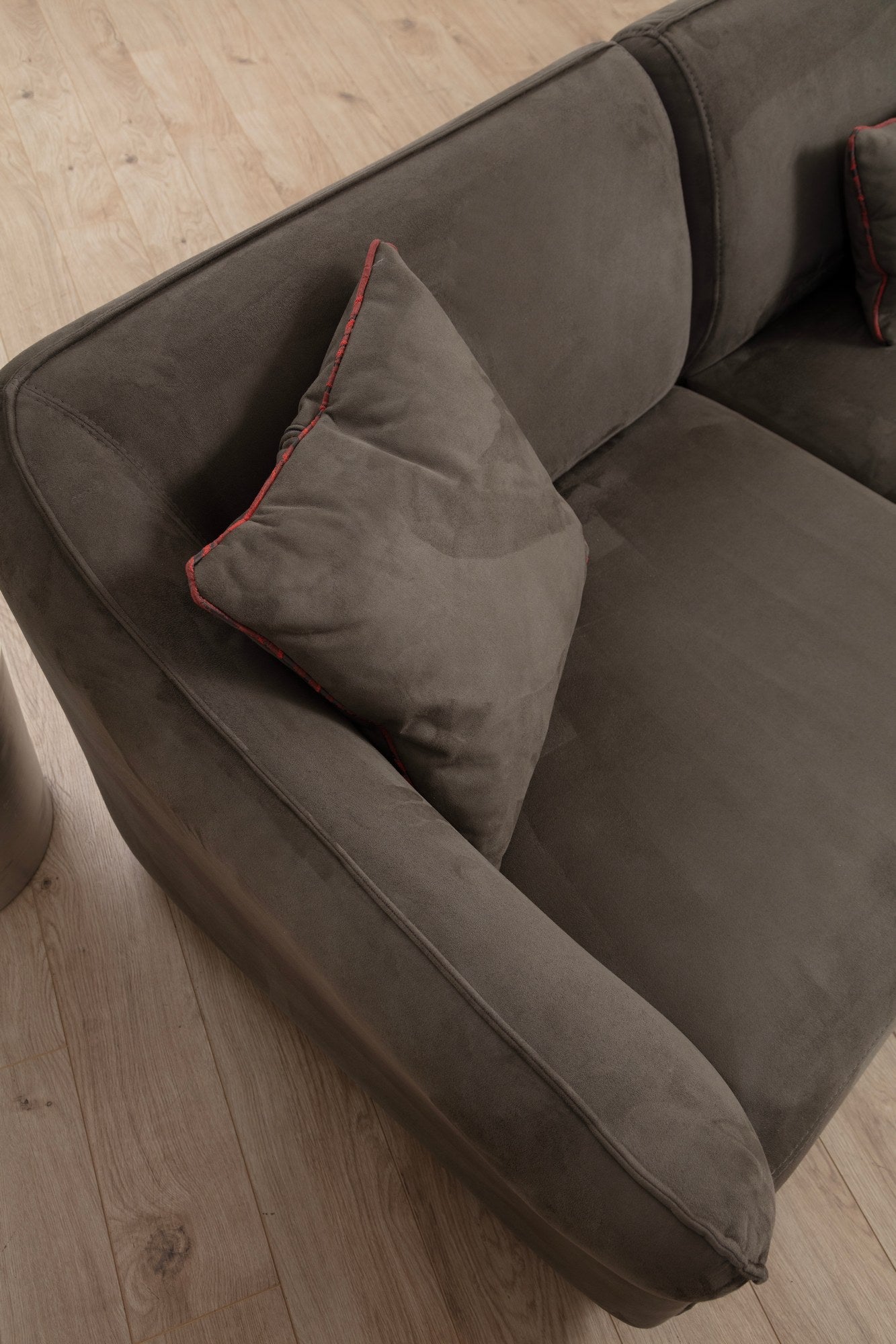Sofá de canto elegante, marrom, 360 cm | Estrutura em madeira de faia e aglomerado, 100% poliéster, espuma 28 DNS | Almofadas fixas, pernas em nogueira, conforto moderno