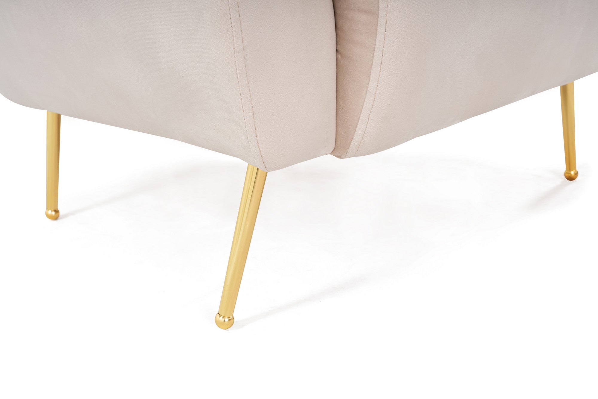 Poltrona Elegante com Pernas de Metal Dourado, Tecido Bege, 70x82x82 cm | Estrutura em Madeira de Faia, Almofadas de Espuma Macia e Penas, Inclui 1 Travesseiro, Lavável a Seco