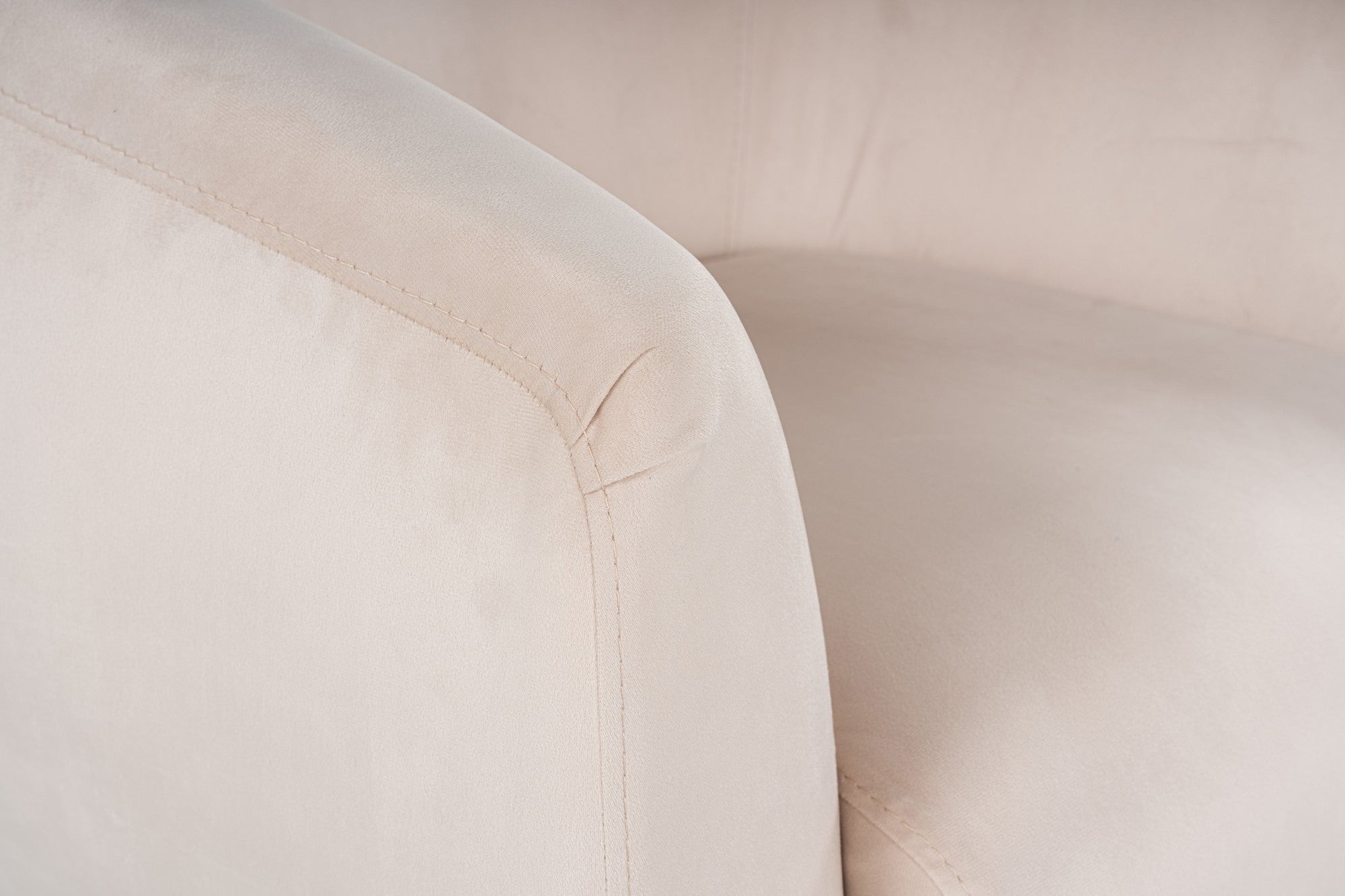 Poltrona Elegante com Pernas de Metal Dourado, Tecido Bege, 70x82x82 cm | Estrutura em Madeira de Faia, Almofadas de Espuma Macia e Penas, Inclui 1 Travesseiro, Lavável a Seco