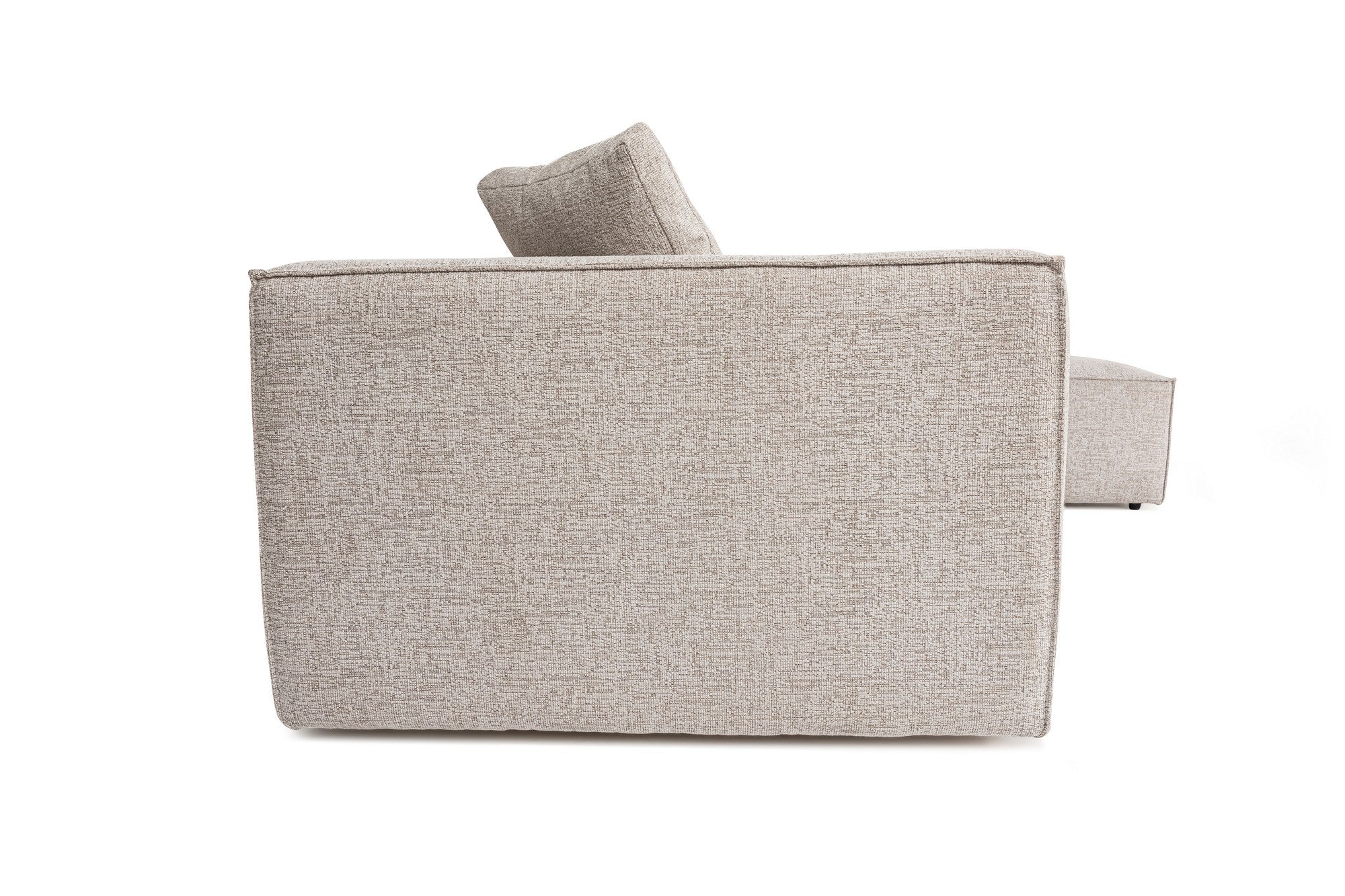 Sofá de canto elegante em tom mocha, 303 cm x 193 cm x 65 cm | Estrutura 100% madeira de carpa, tecido 100% linho, espuma 32 DNS, inclui 2 almofadas | Perfeito para salas de estar modernas