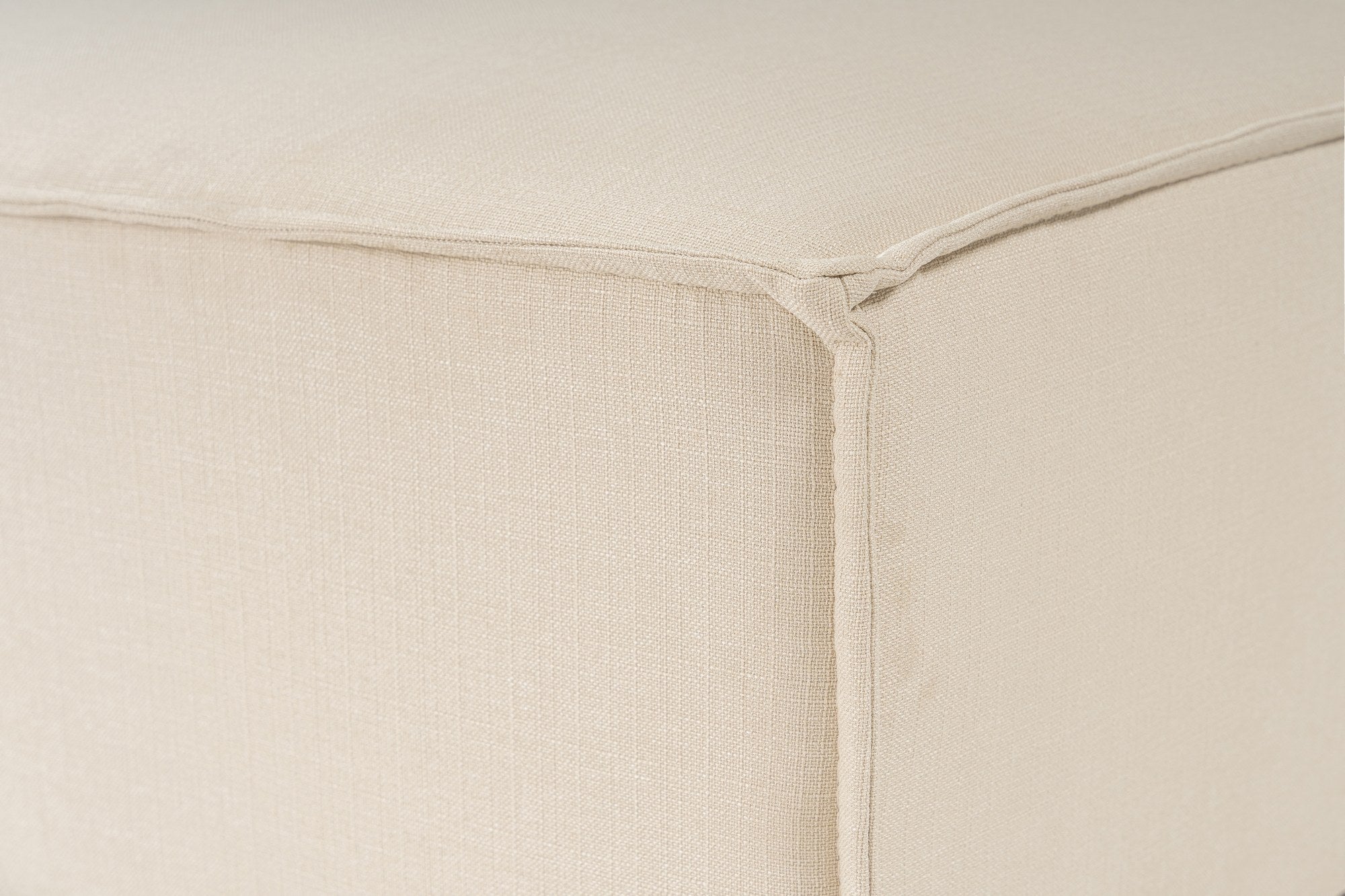 Poltrona elegante de 1 lugar, linho creme, 100 cm | Estrutura 100% madeira de carpa, espuma DNS 32, espuma cinza macia e encosto de silicone | Perfeito para espaços modernas
