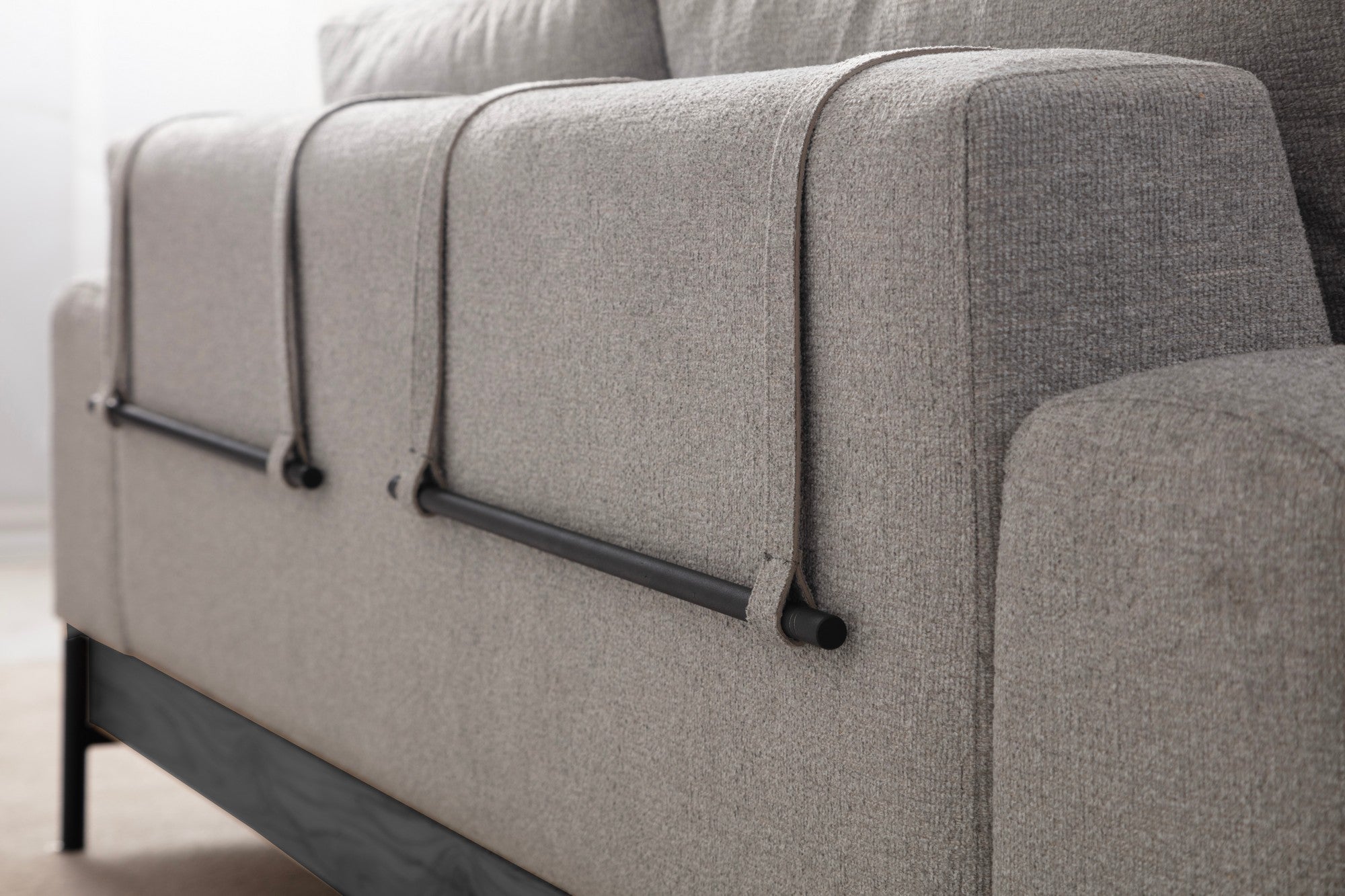 Sofá elegante de 3 lugares, tecido cinza, 220 x 98 x 78 cm | Estrutura em madeira de faia e aglomerado, pernas de metal | Espuma macia e almofadas portáteis, perfeito para salas de estar modernas