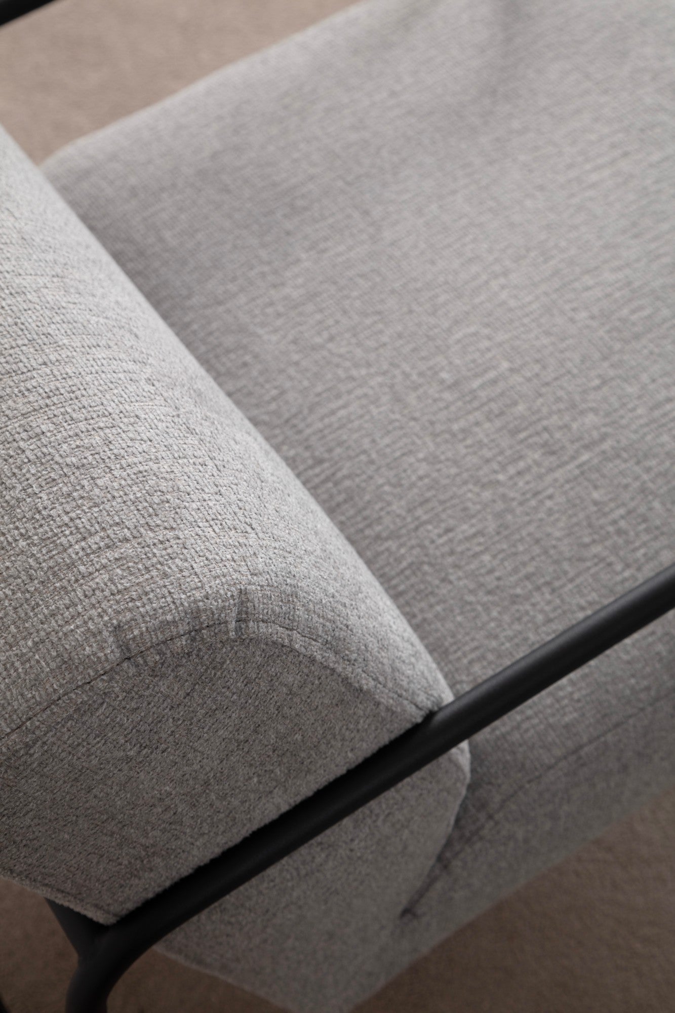 Poltrona de orelhas estilosa, tecido cinza, 70 x 90 x 75 cm | Estrutura em madeira de faia e aglomerado, pernas em metal preto | Almofadas de espuma macia, lavável a seco | Perfeita para sala de estar e escritório
