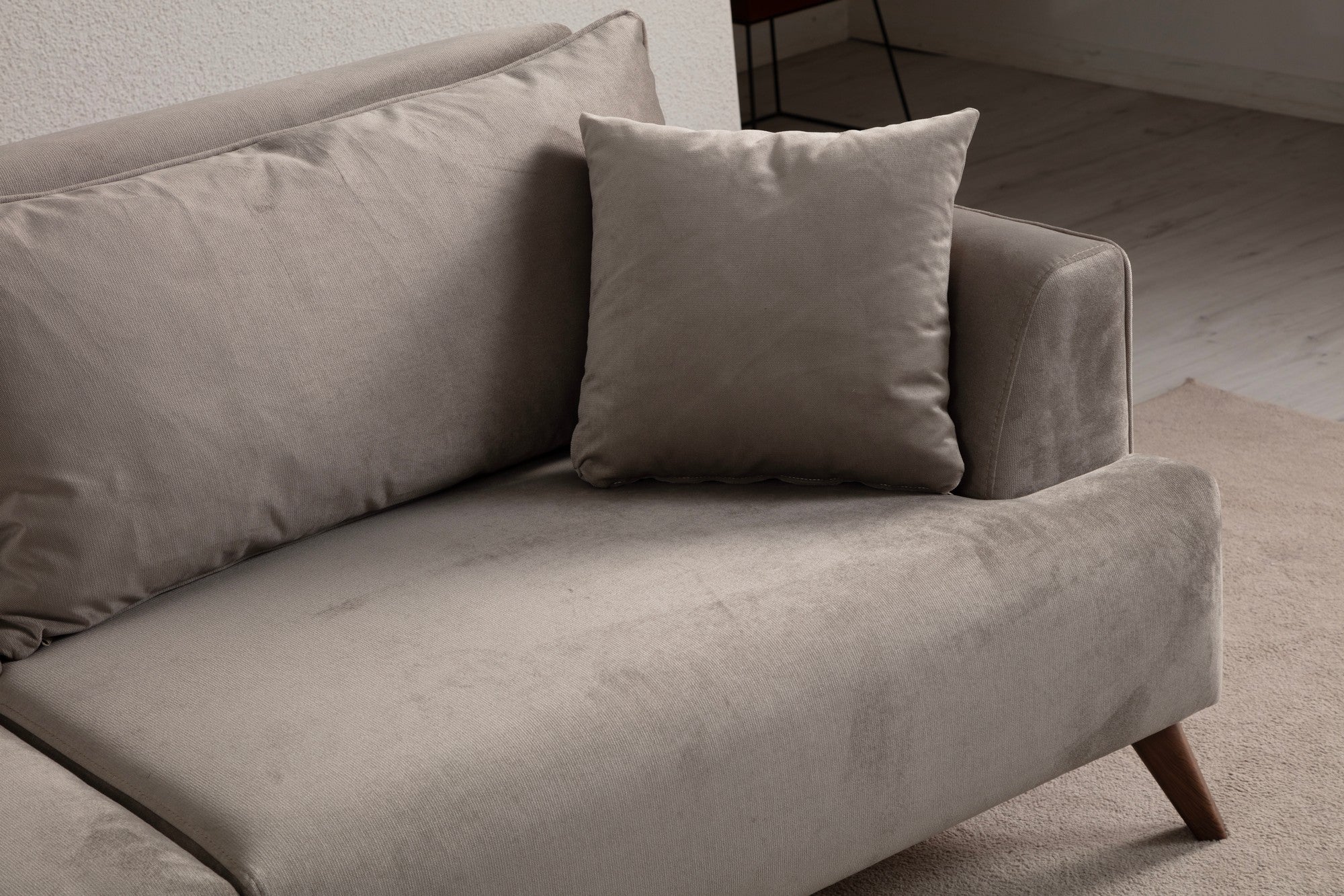 Sofá elegante de 3 lugares, cinza claro, 220 x 100 x 78 cm | Estrutura em madeira de faia e aglomerado, 100% poliéster, lavável a seco | Design confortável e moderno para salas de estar